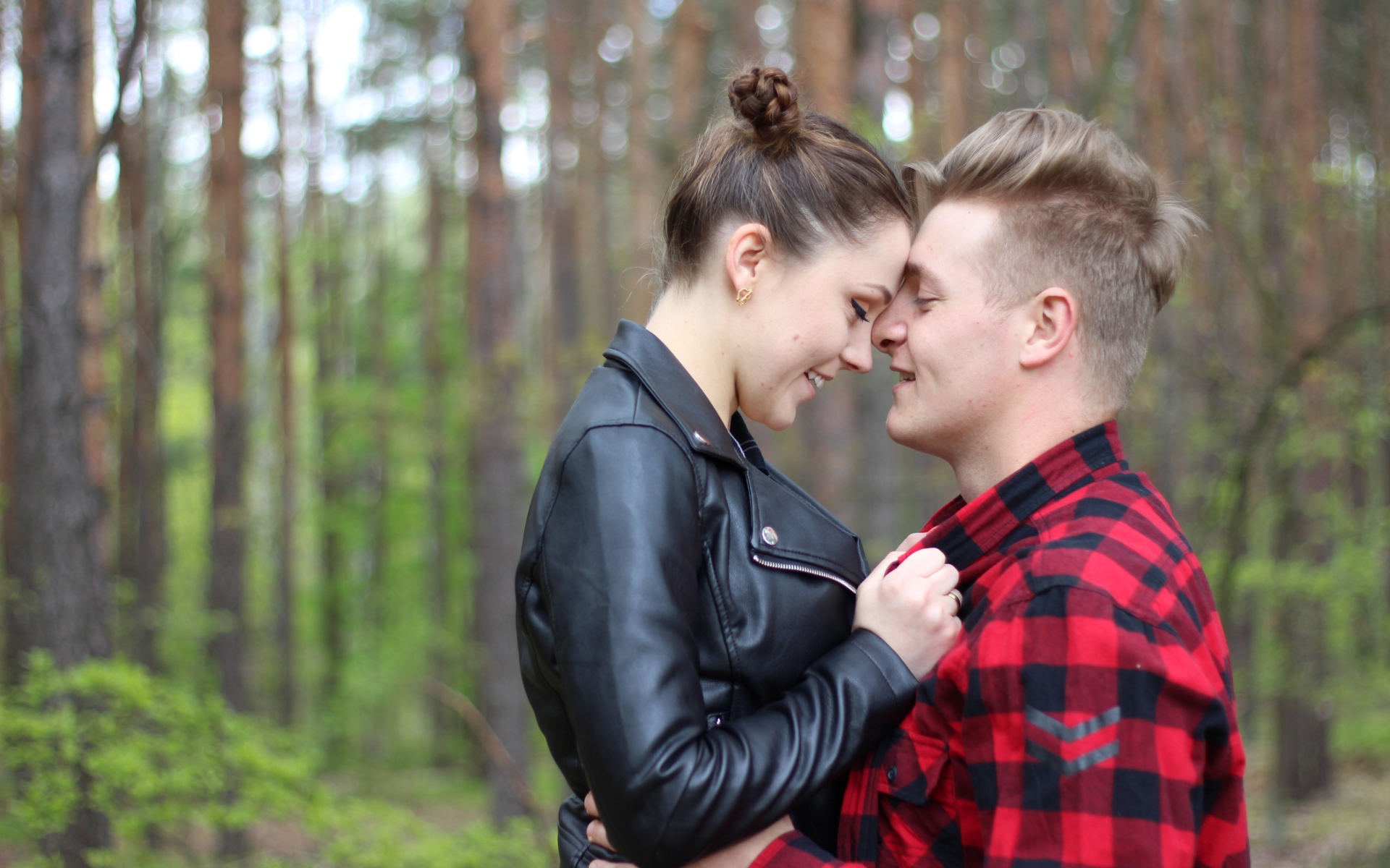 Влюбленная пара стоит в лесу 