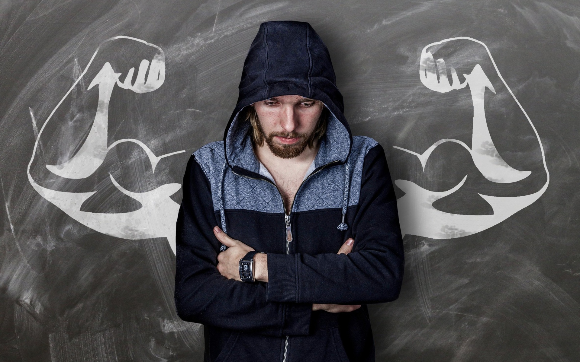 Мужчина с часами на руке грустит у стены