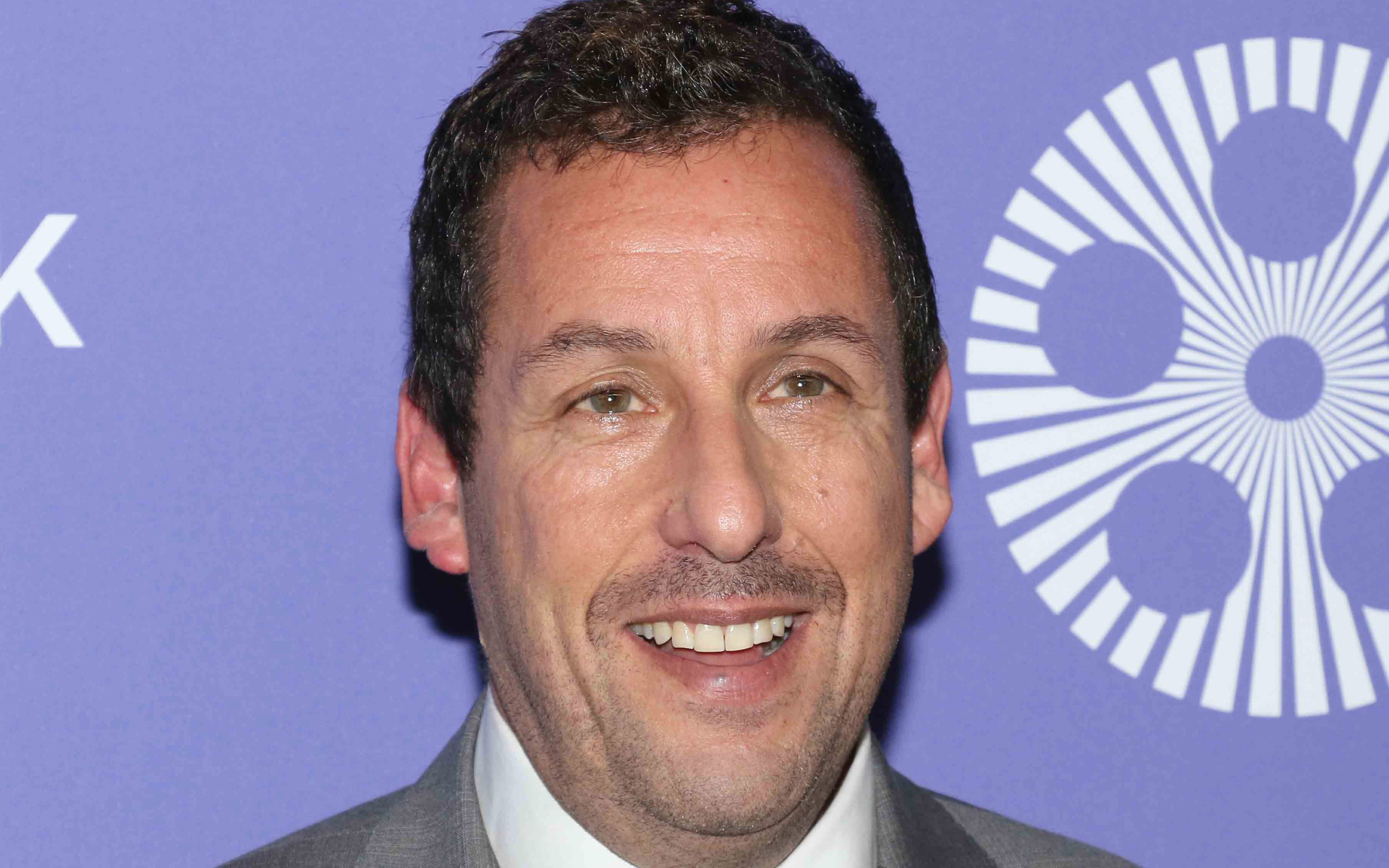 Актер Адам Сендлер крупным планом