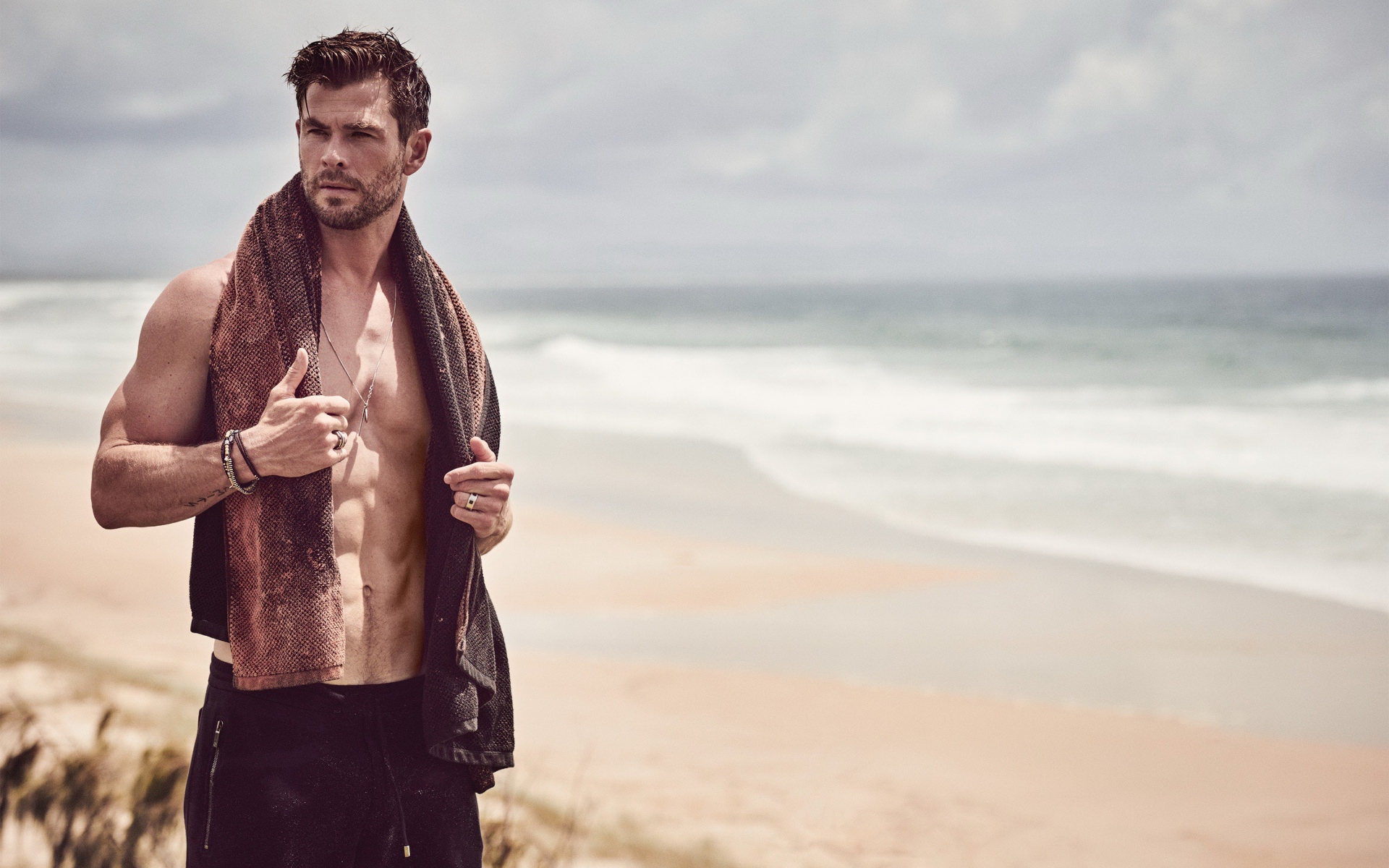 Актер Крис Хемсворт в полотенцем на шее