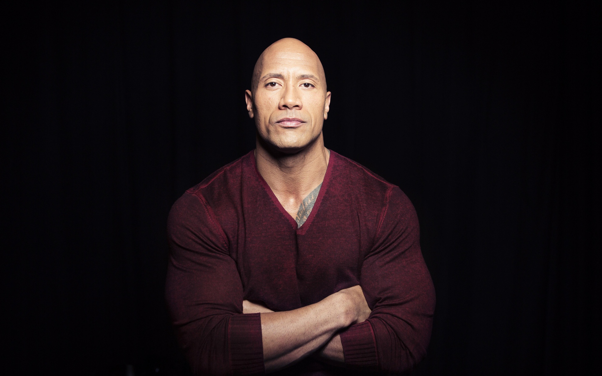 Актер Дуэйн Джонсон на черном фоне