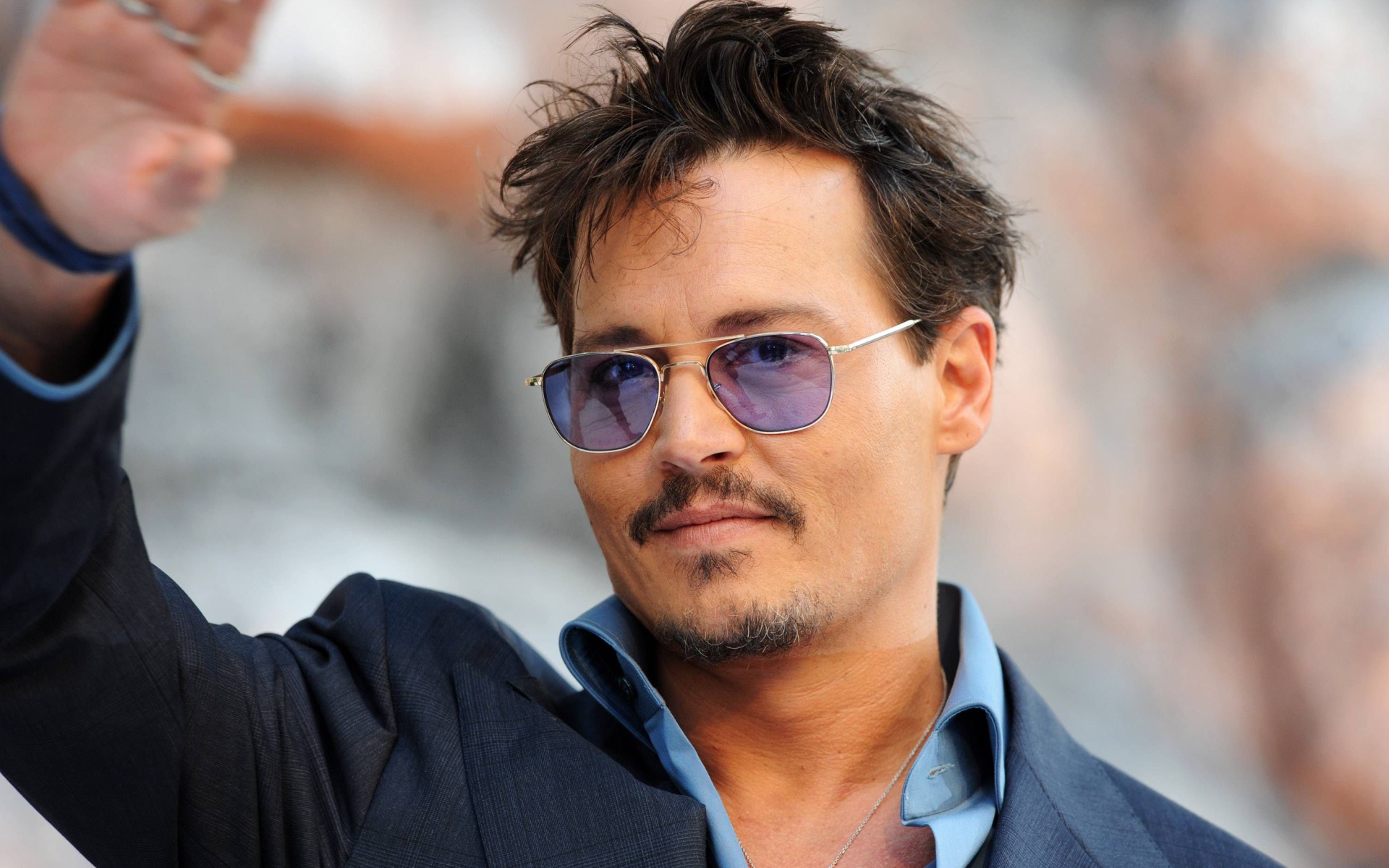 Актер Джонни Депп в дорогом костюме