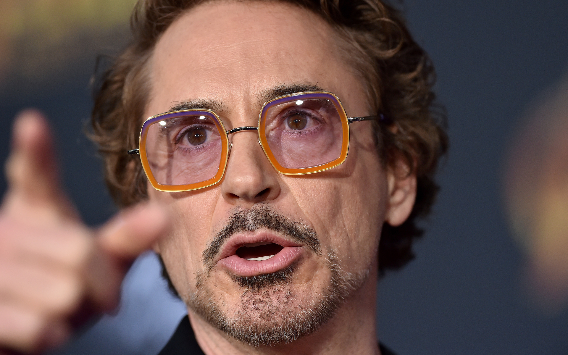 Актер Роберт Дауни-младший в очках крупным планом