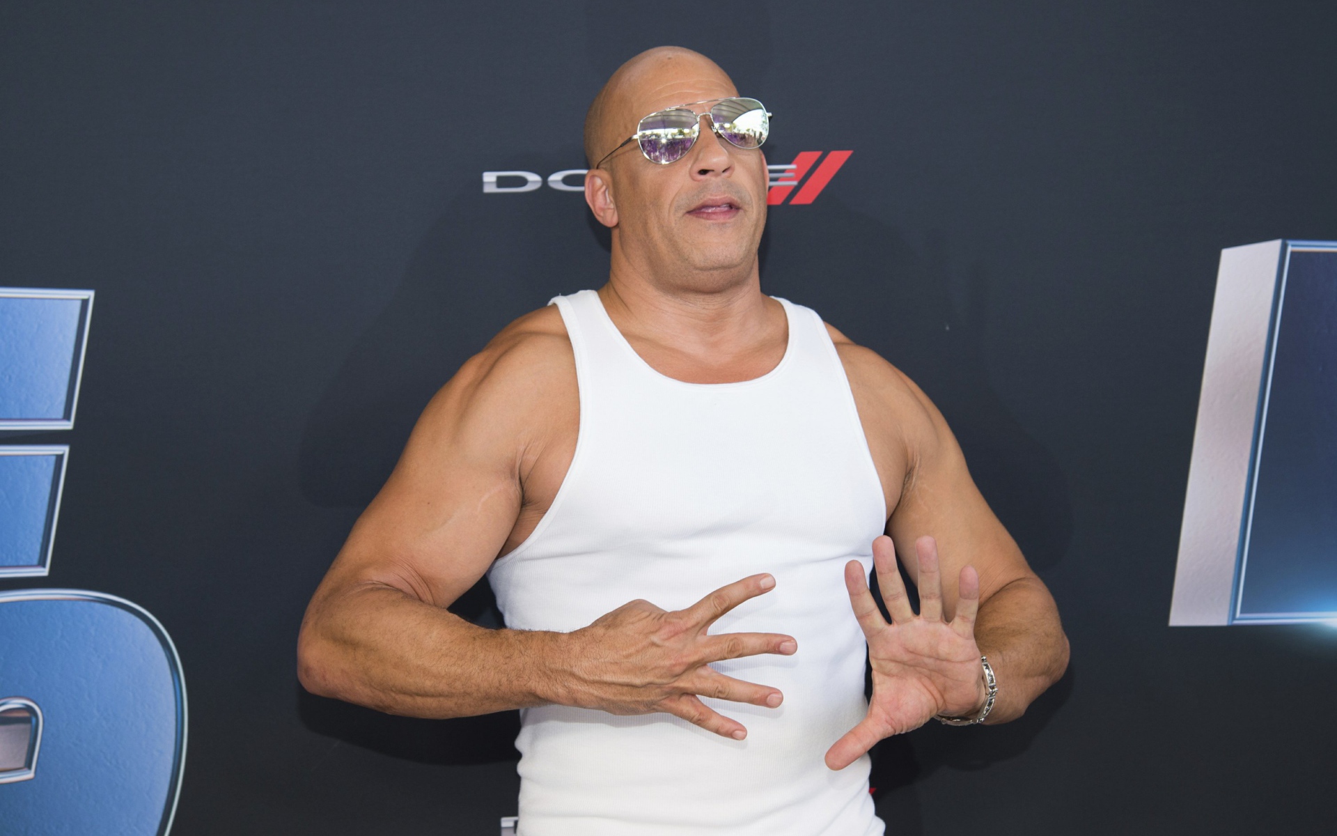 Актер Вин Дизель в белой майке