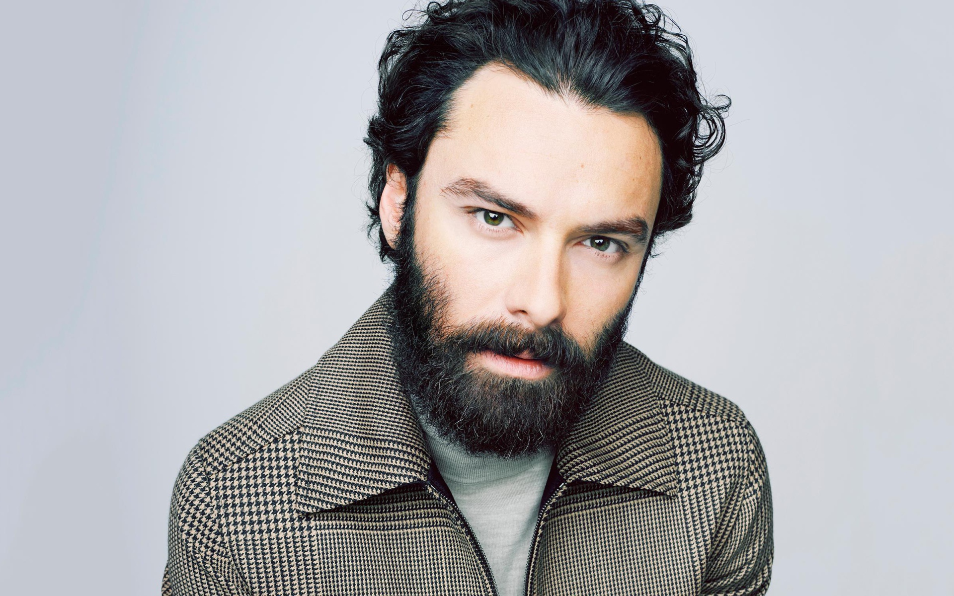 Темноволосый мужчина, актер Эйдан Тёрнер