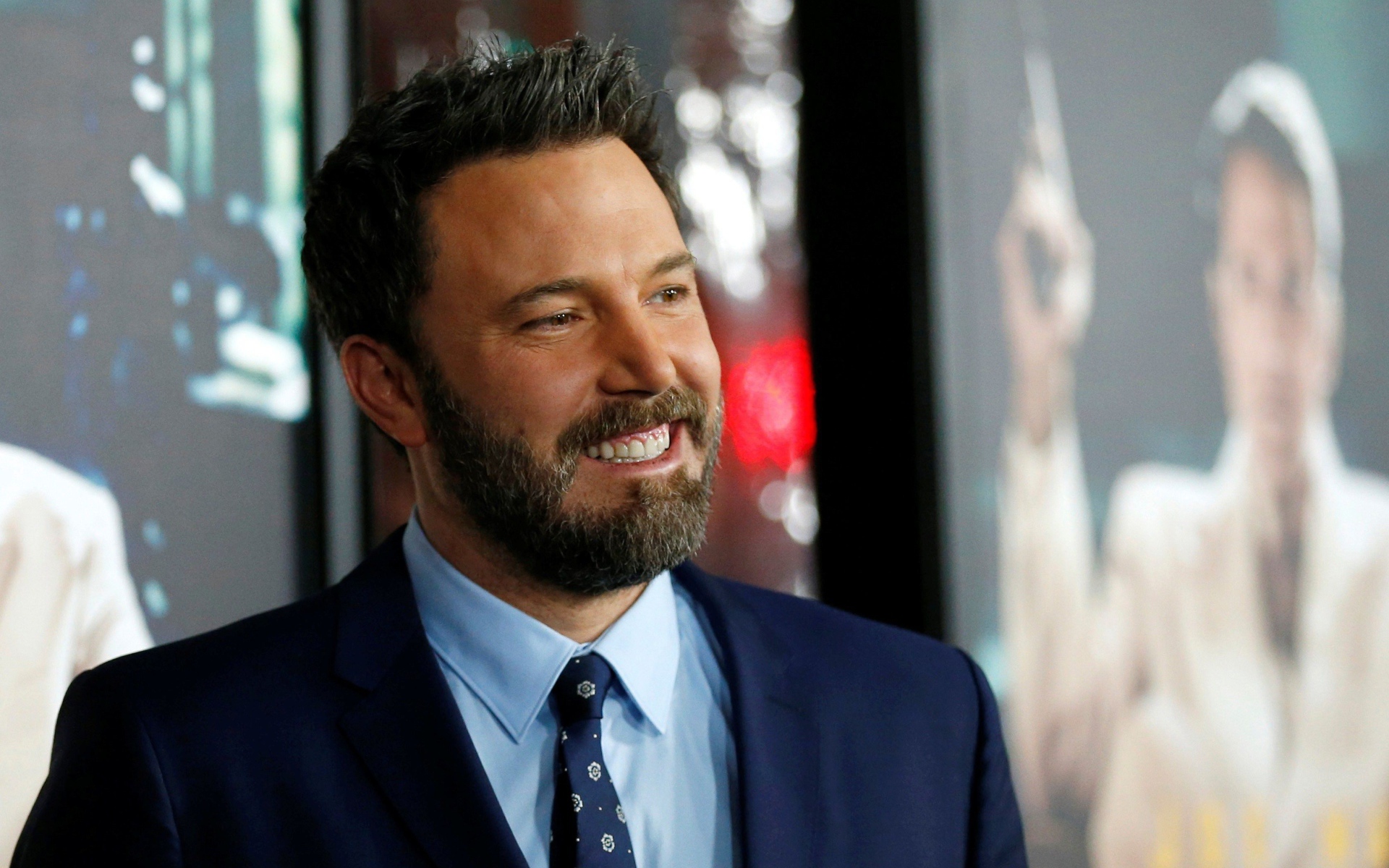 Улыбающийся мужчина, актер Бен Аффлек в костюме