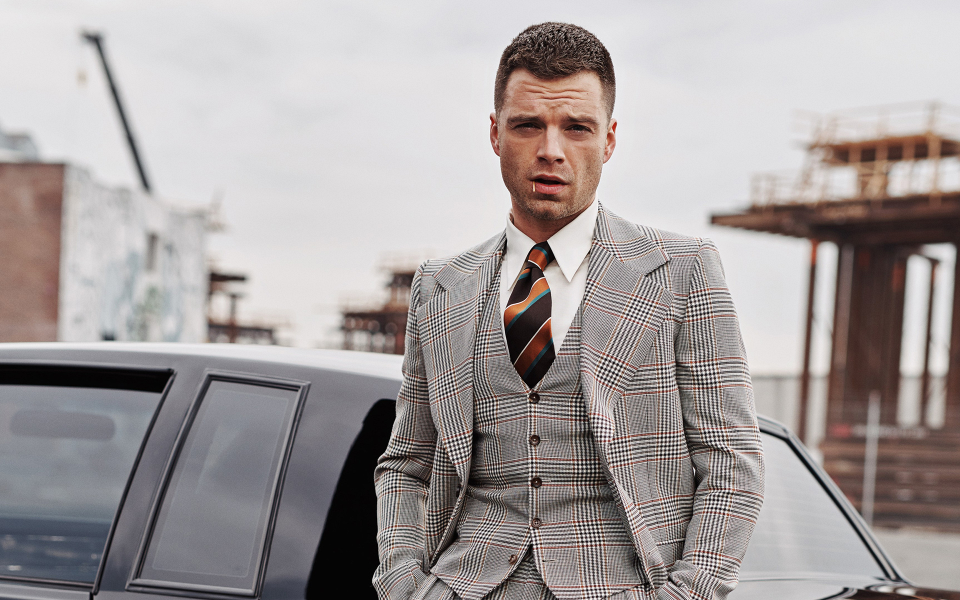 Стильный мужчина, актер Себастиан Стэн в костюме