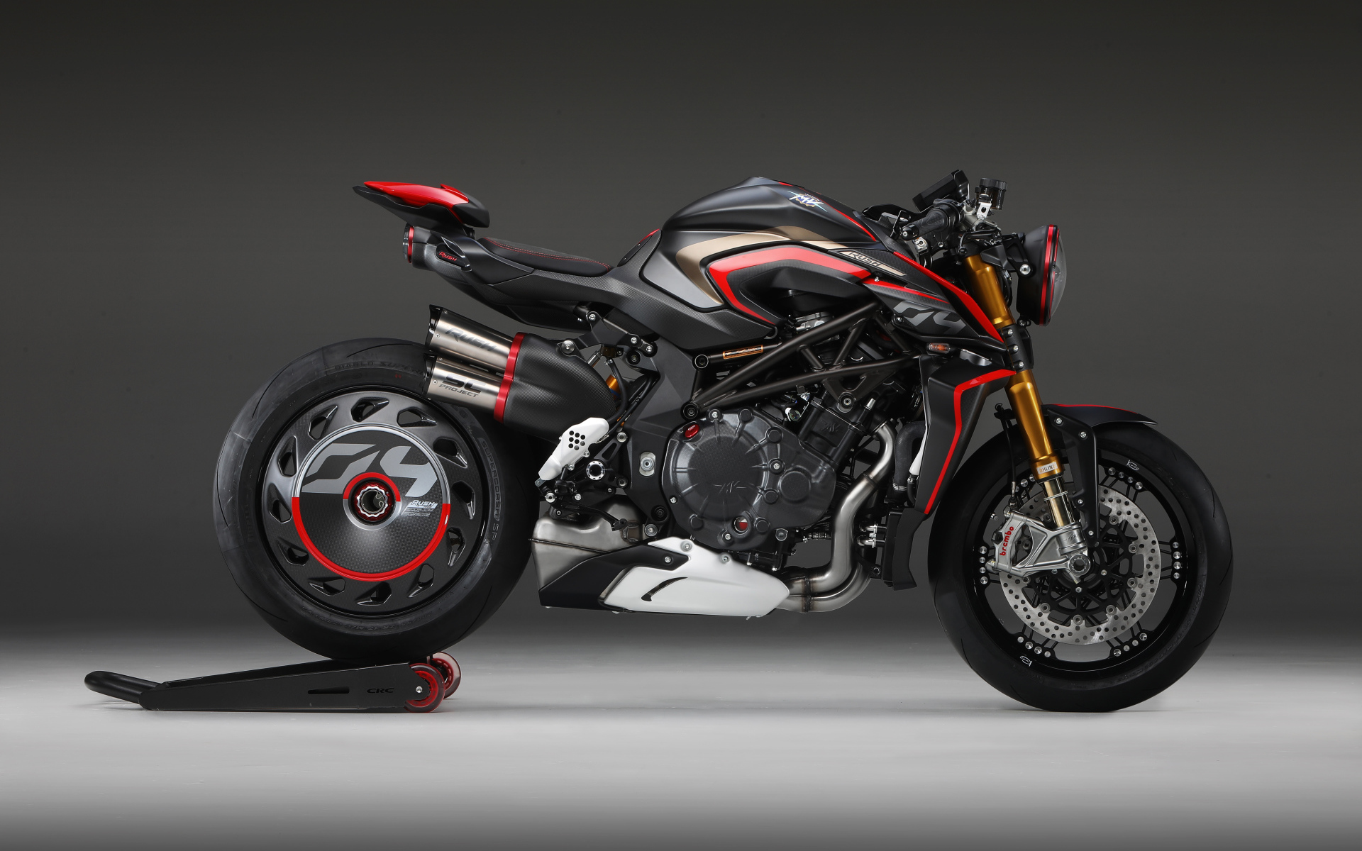 Черный мотоцикл Agusta Rush 1000, 2020 года на сером фоне