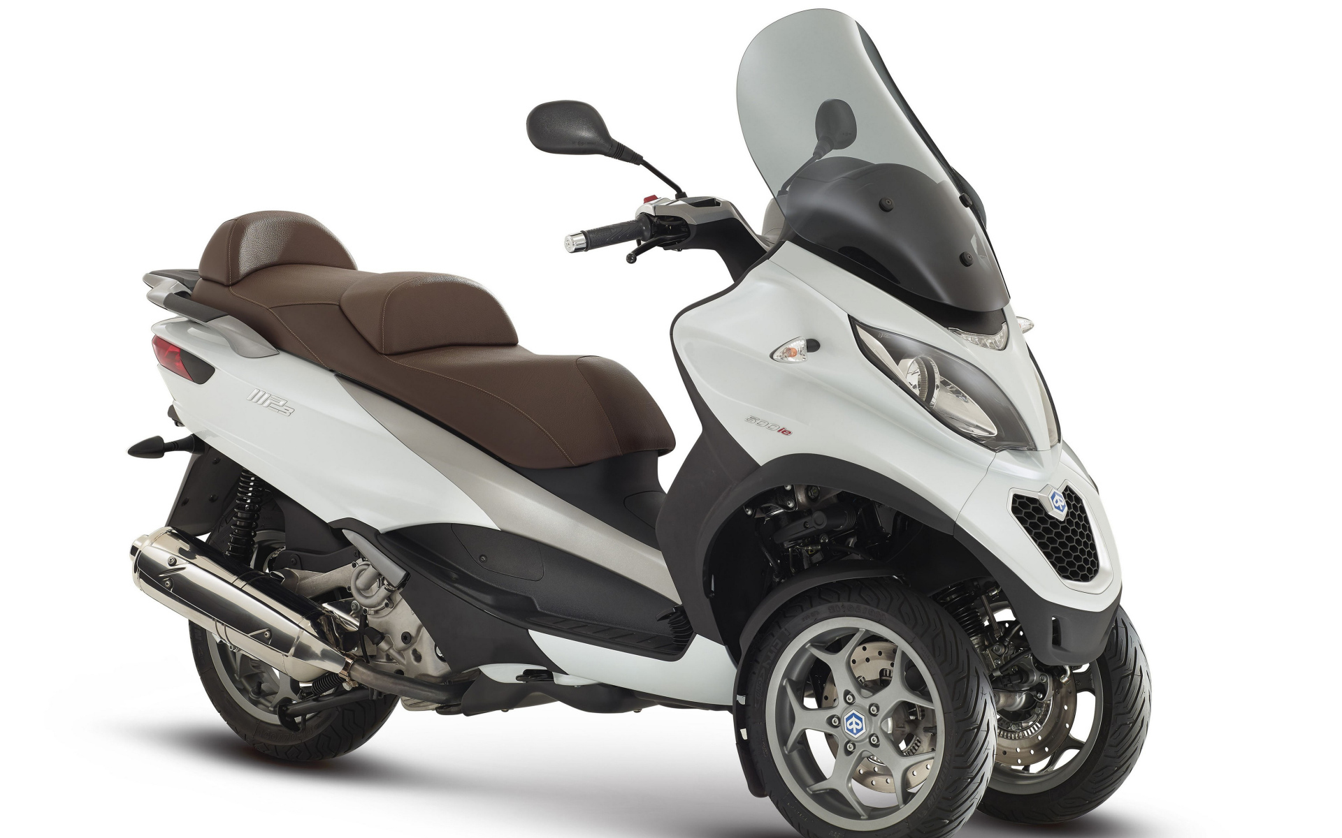 Скутер Piaggio MP3 LT 500 на белом фоне