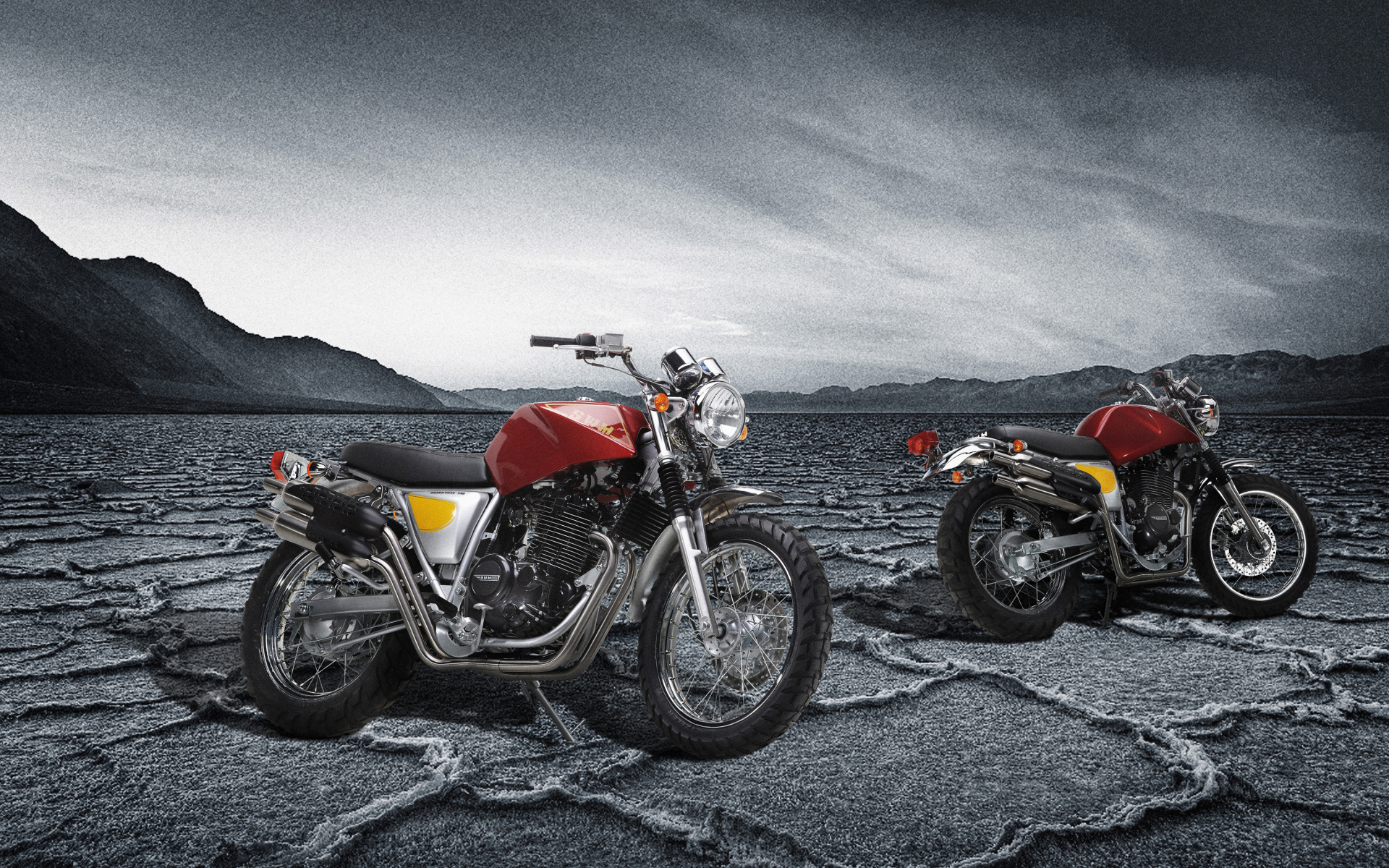 Два мотоцикла SWM Silver Vase 440 под грозовым небом 