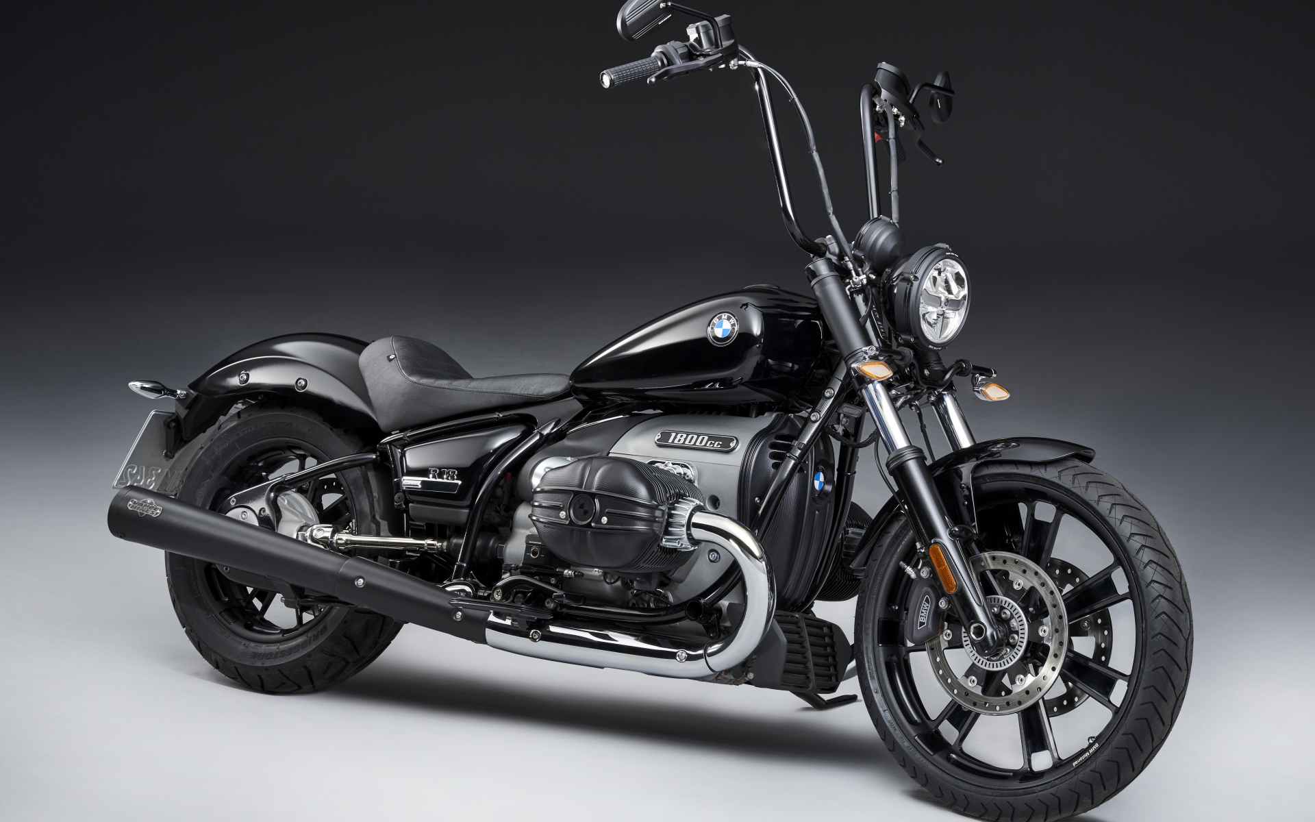 Мотоцикл BMW R18 2020 года на сером фоне