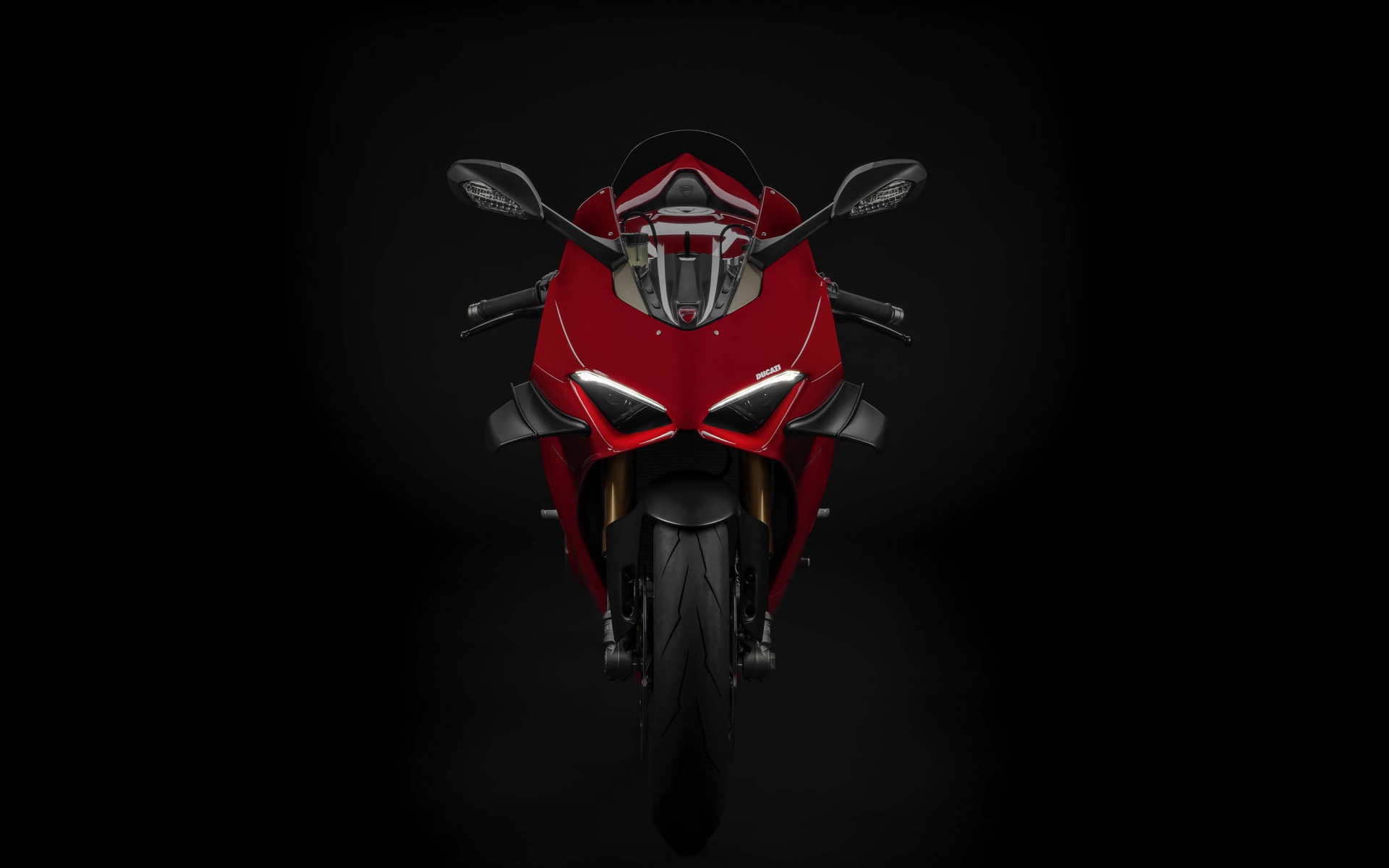 Красный мотоцикл Ducati Panigale V4 S 2020 года на черном фоне