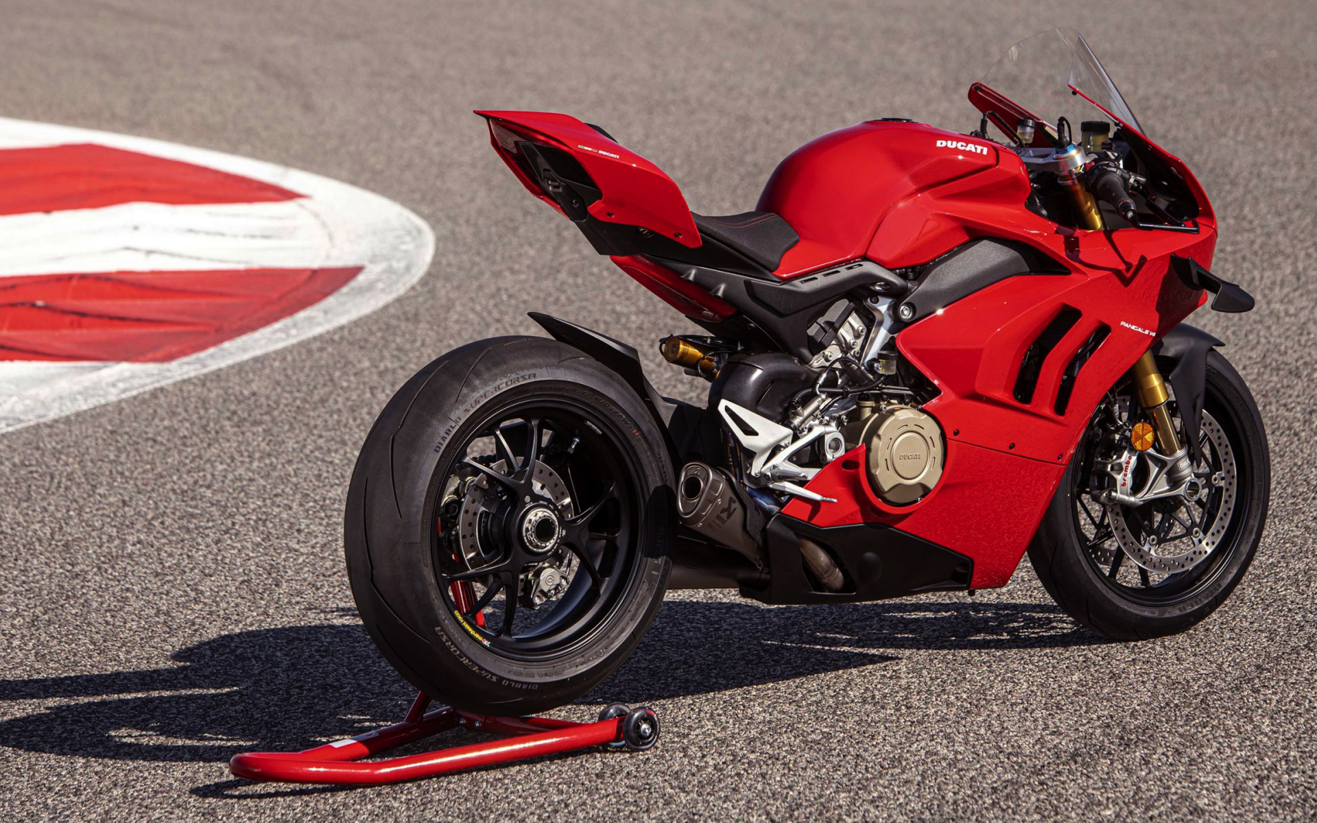 Красный мотоцикл Ducati Panigale V4 S  2020 года на асфальте 