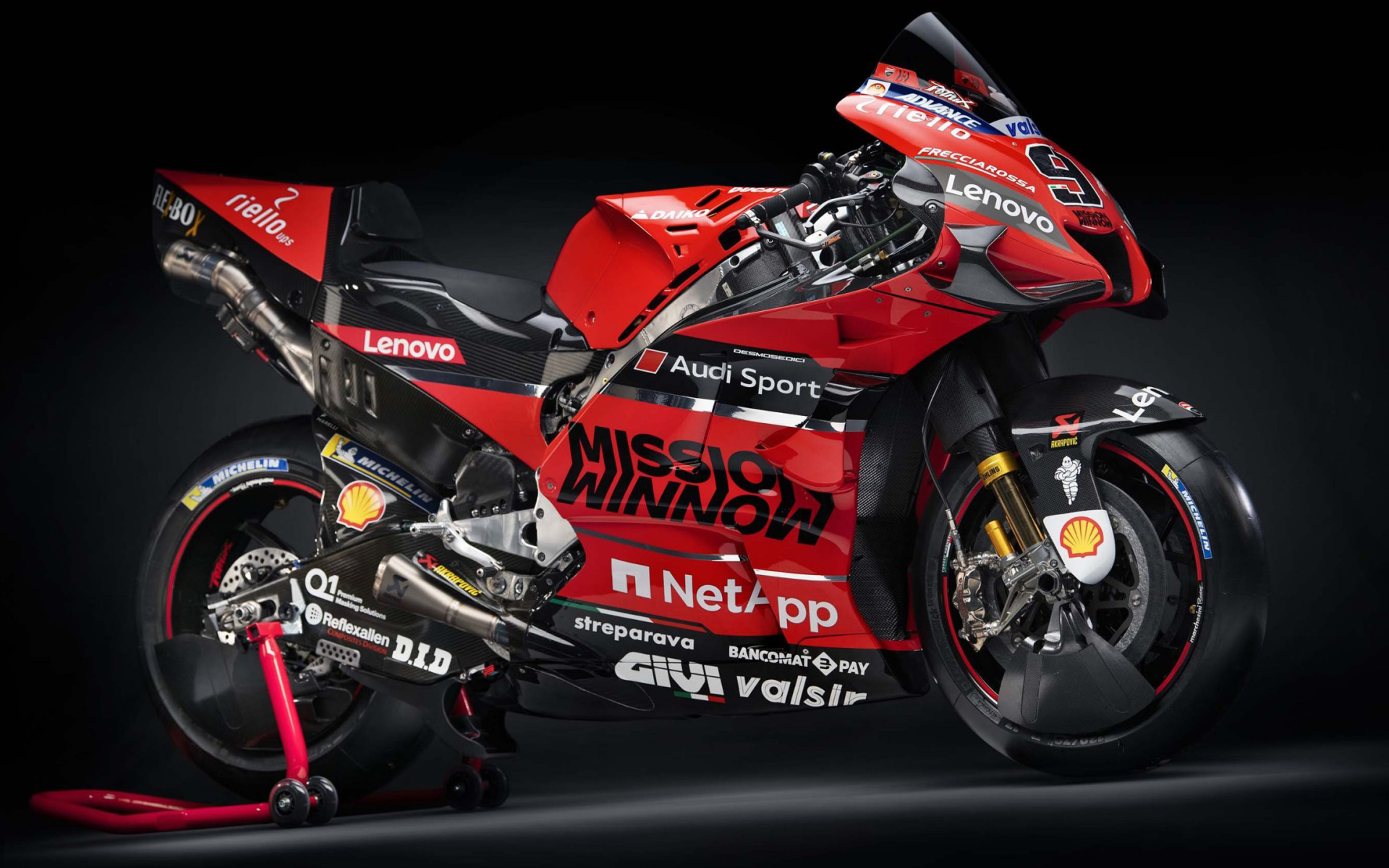 Красный мотоцикл Ducati Desmosedici GP20 2020 года на сером фоне