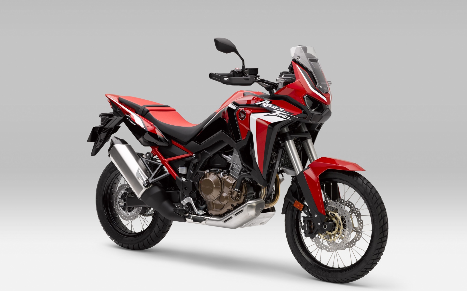 Мотоцикл Honda CRF 1000 D,  2020 года на сером фоне