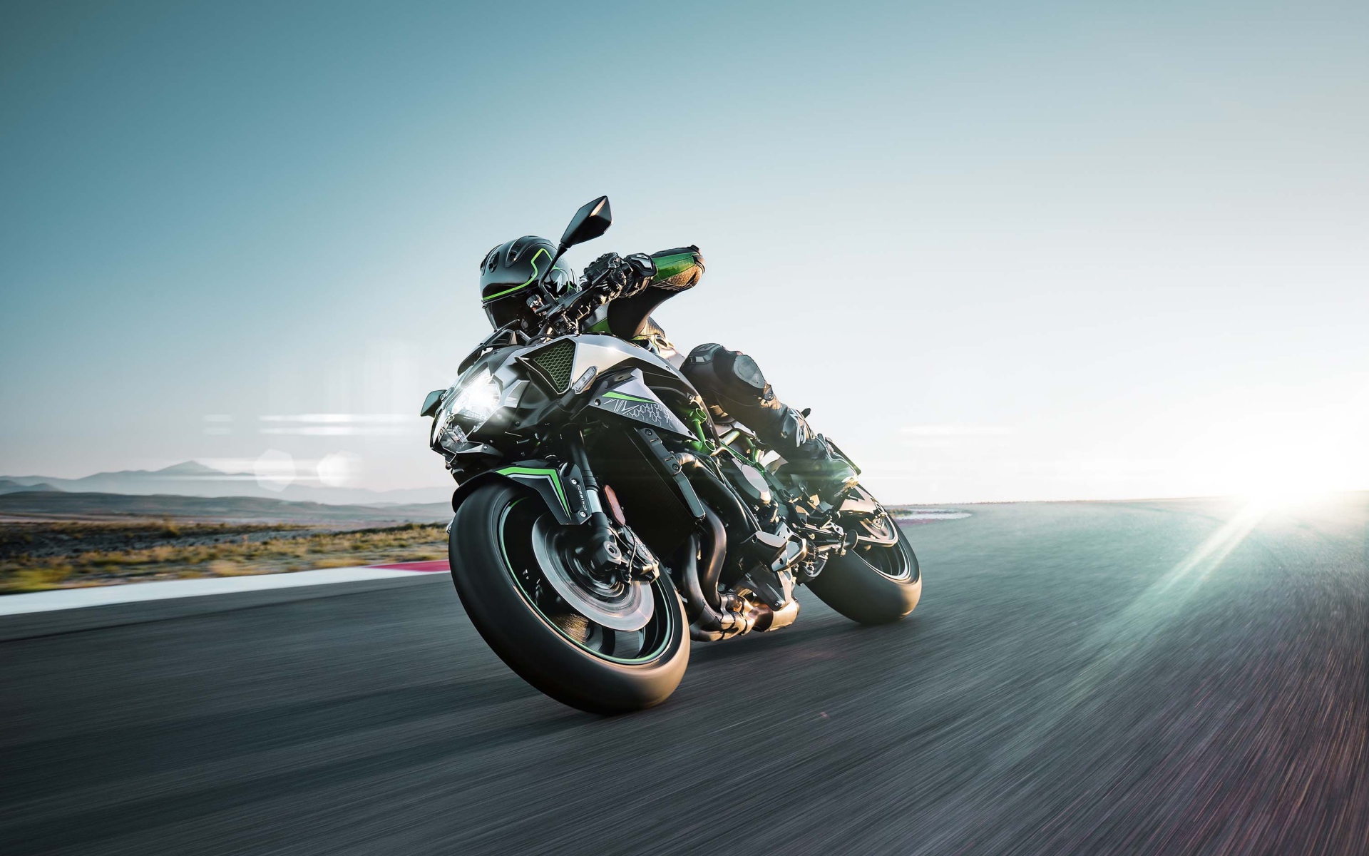 Гонщик на мотоцикле Kawasaki Z H2 Superbike 2020 года на трассе