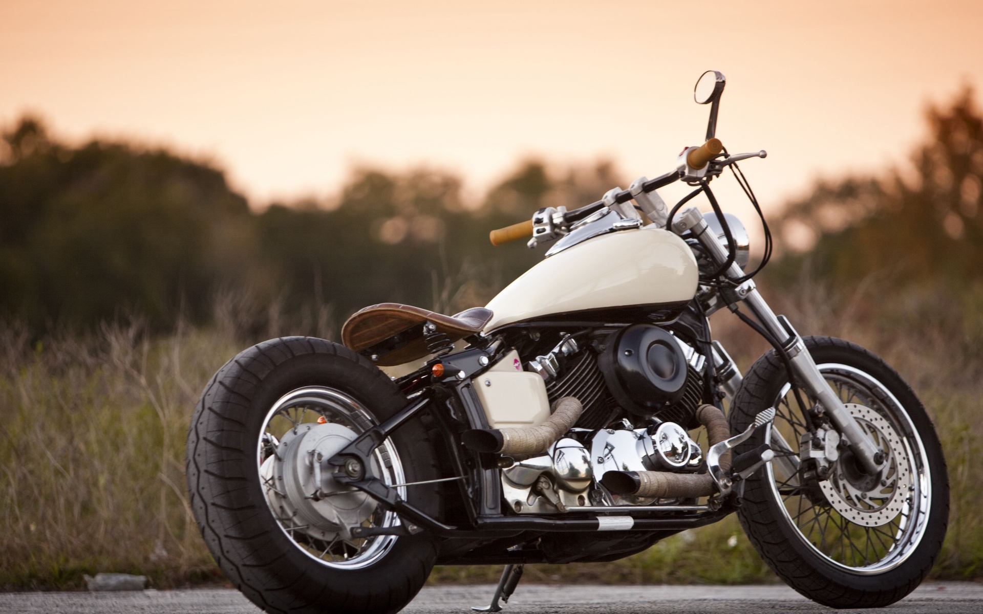 Мотоцикл Yamaha 650 на дороге