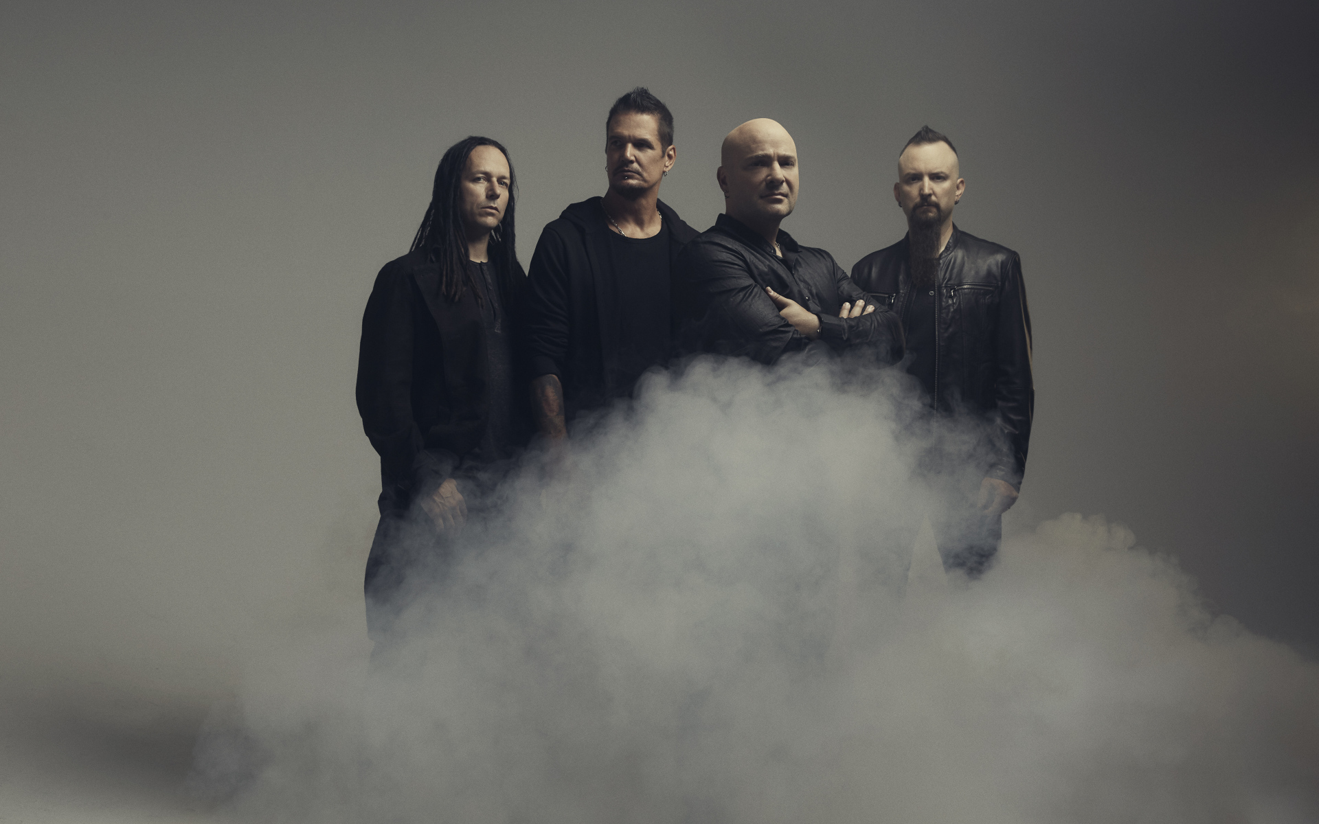 Американская метал - группа Disturbed в дыму