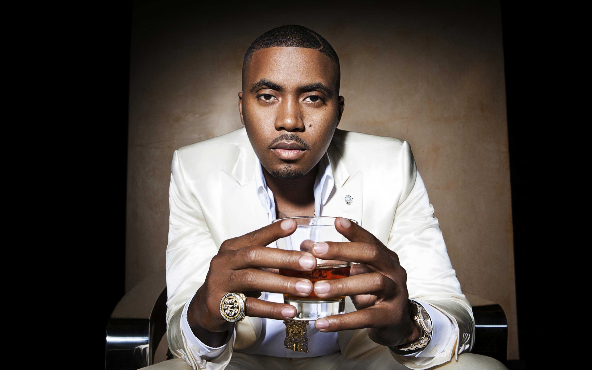 Американский рэпер Нас с стаканом в руках