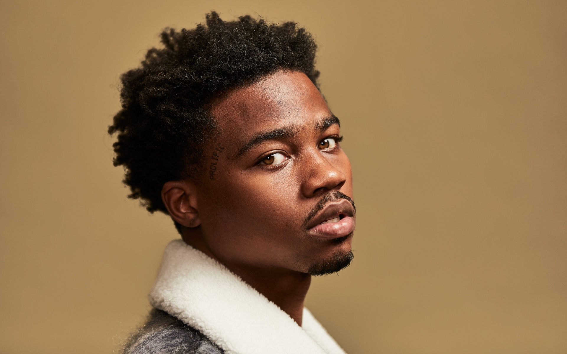 Американский рэпер Roddy Ricch крупным планом