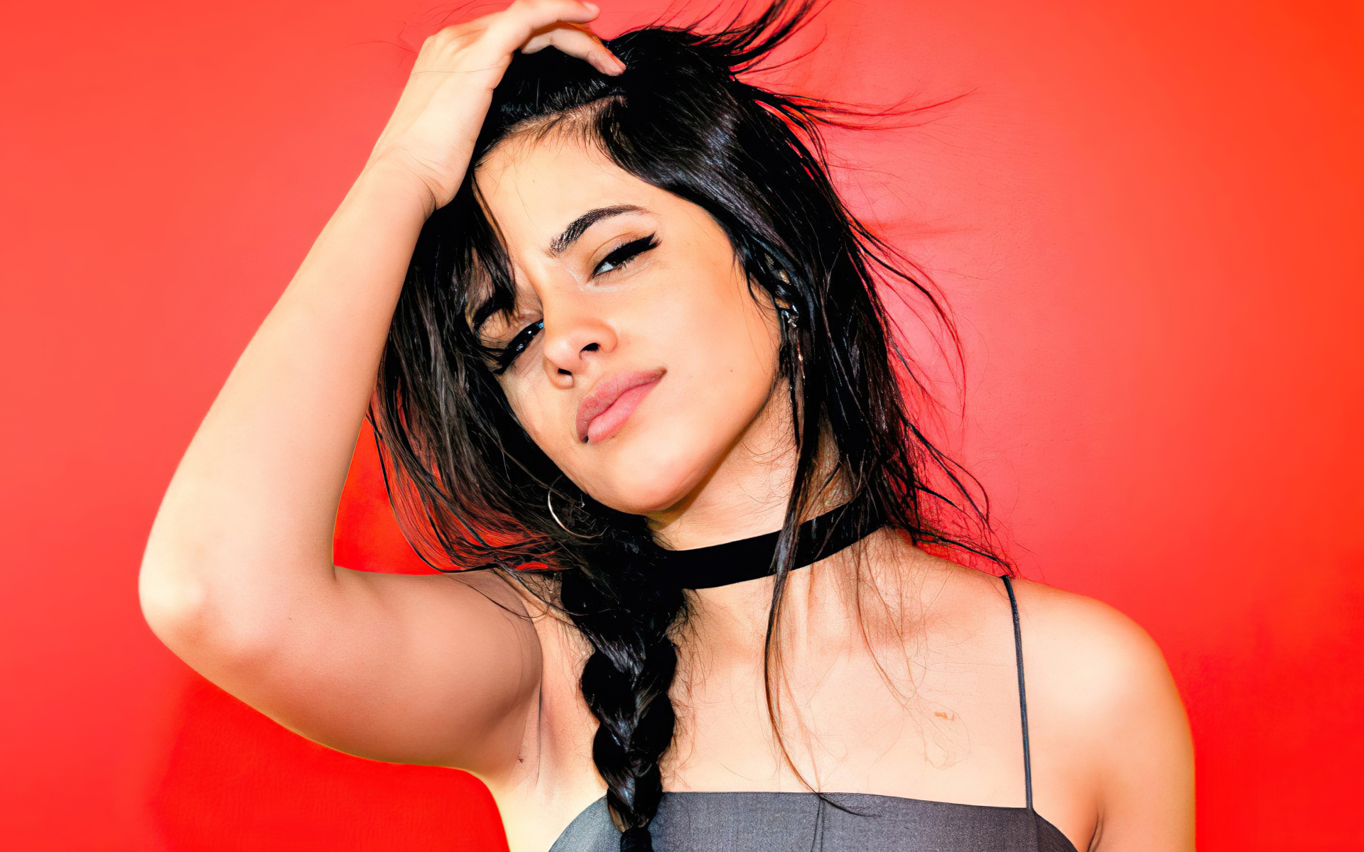 Американская певица Камила Кабелло на красном фоне