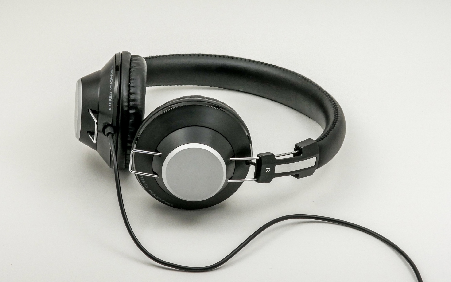 Большие черные наушники на сером фоне