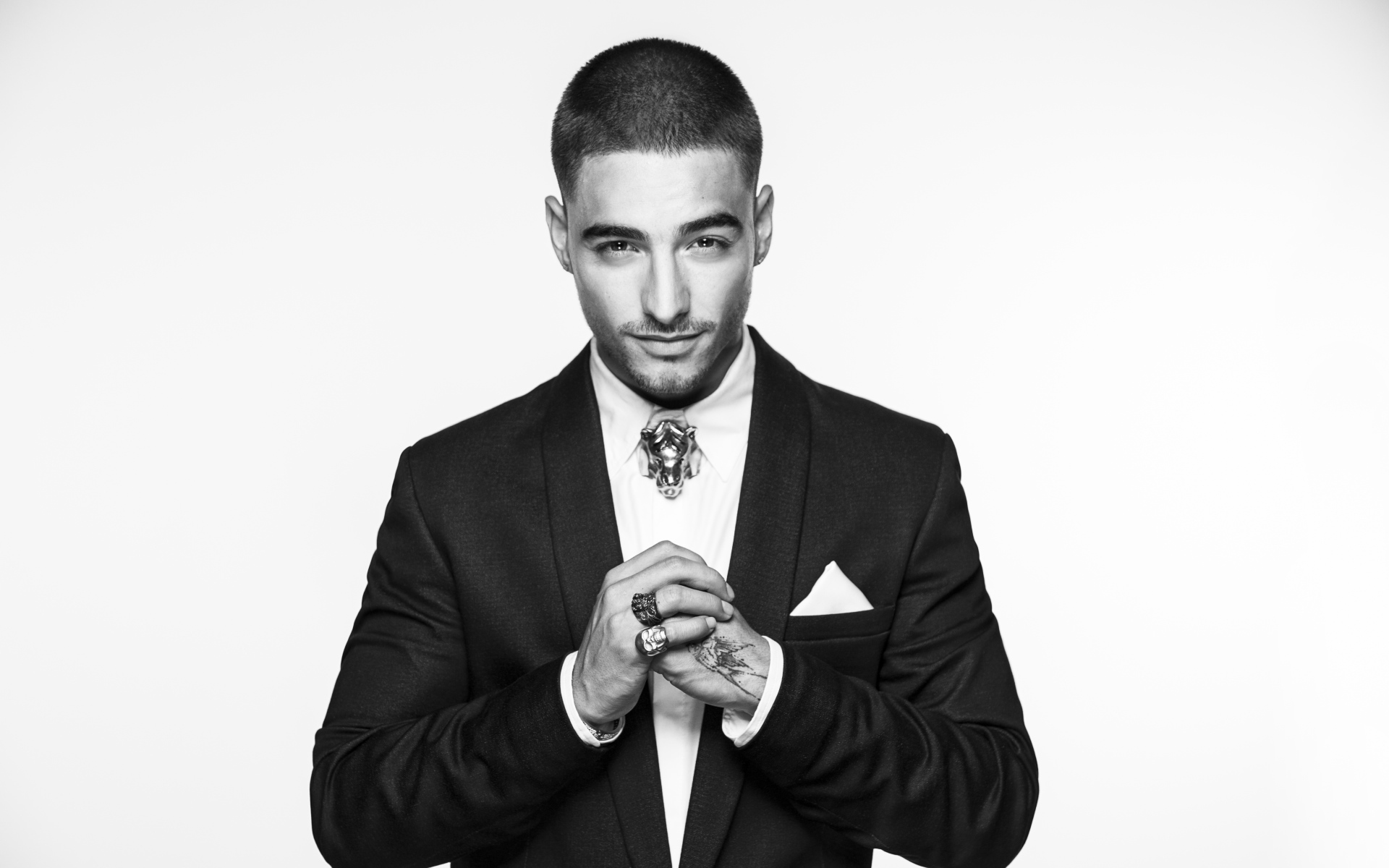 Певец Малума в костюме, черно-белое фото 