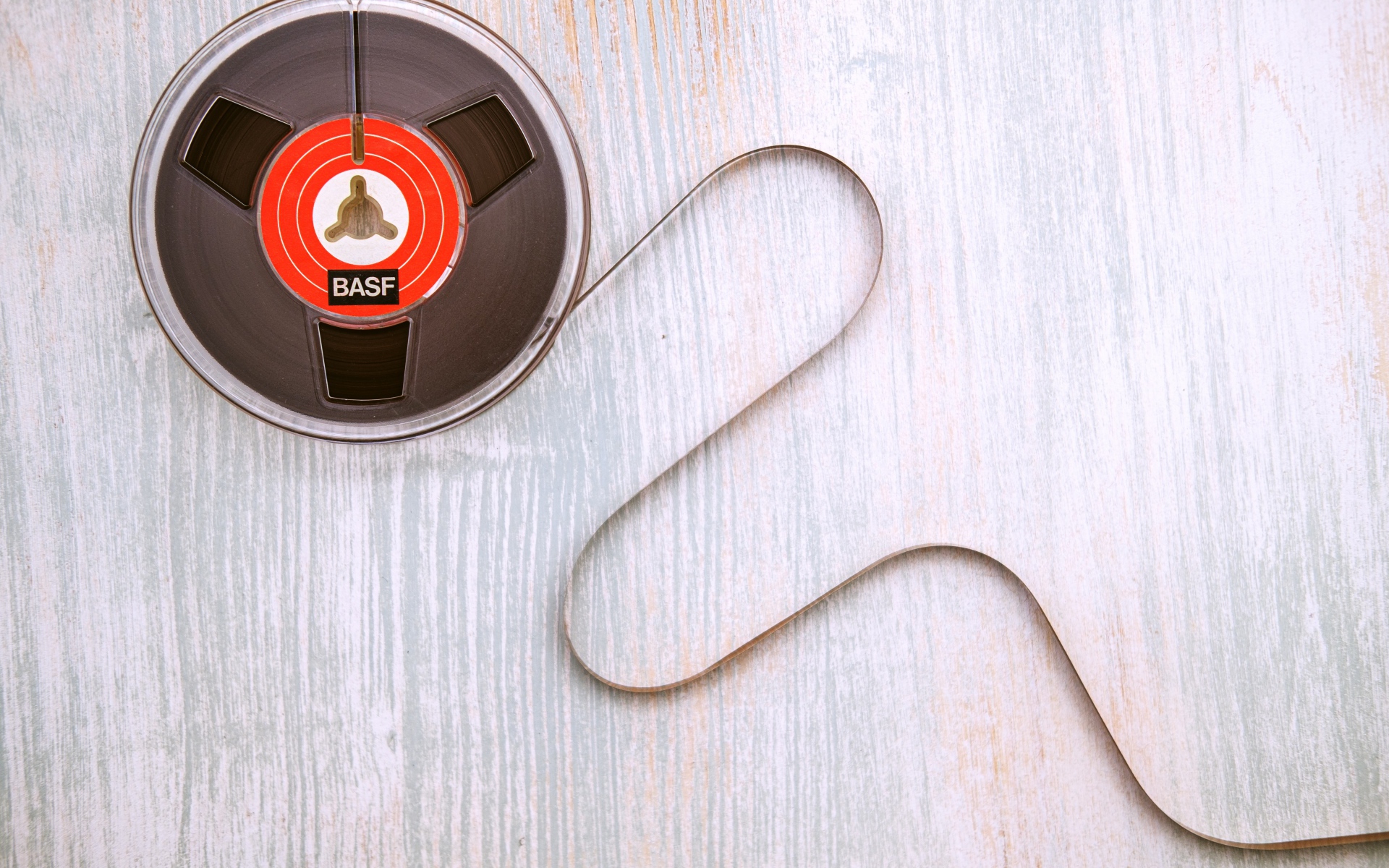 Старая катушка бобины с пленкой на столе