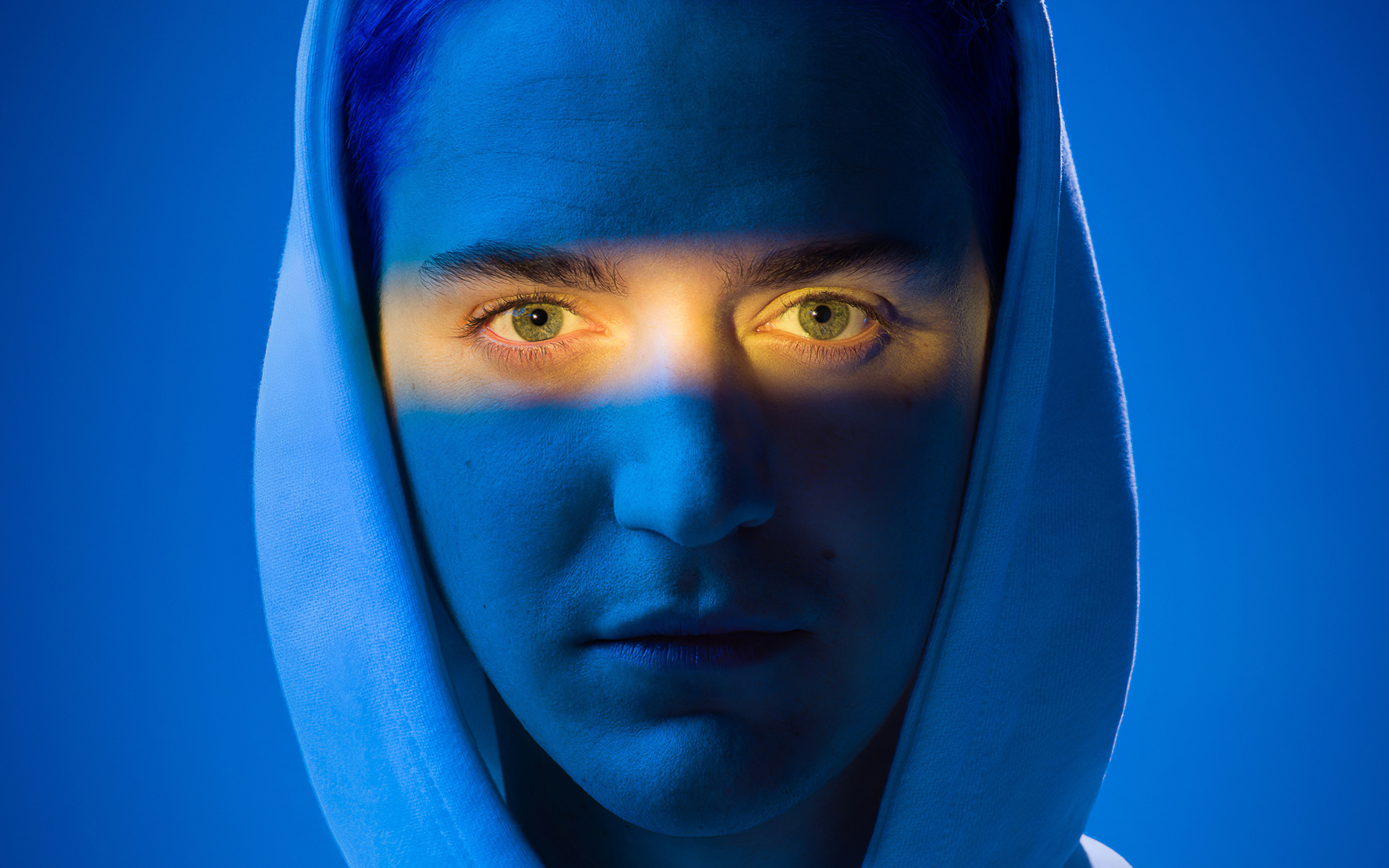 Интернет знаменитость Ninja Youtube на голубом фоне