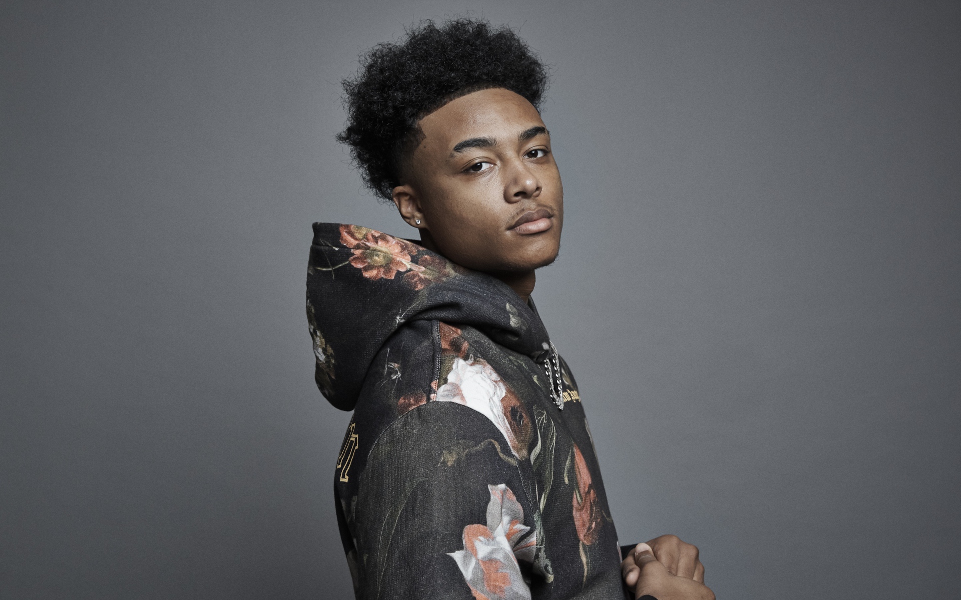 Рэпер Luh Kel на сером фоне