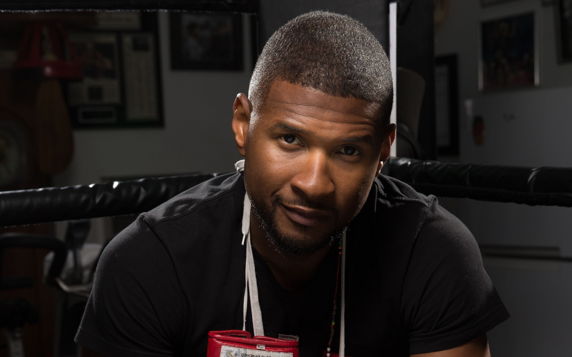 Певец Ашер крупным планом