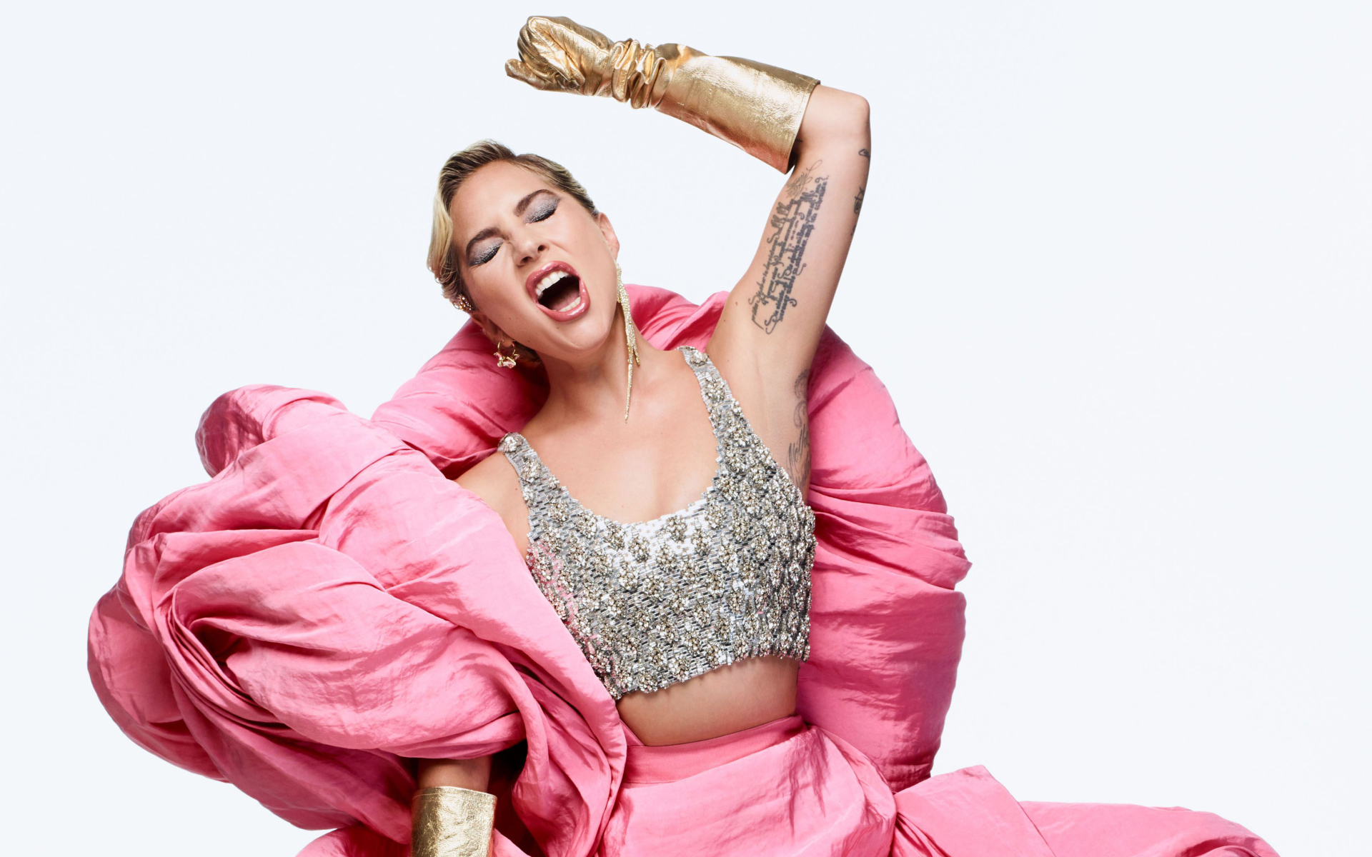 Певица Леди Гага поет на белом фоне