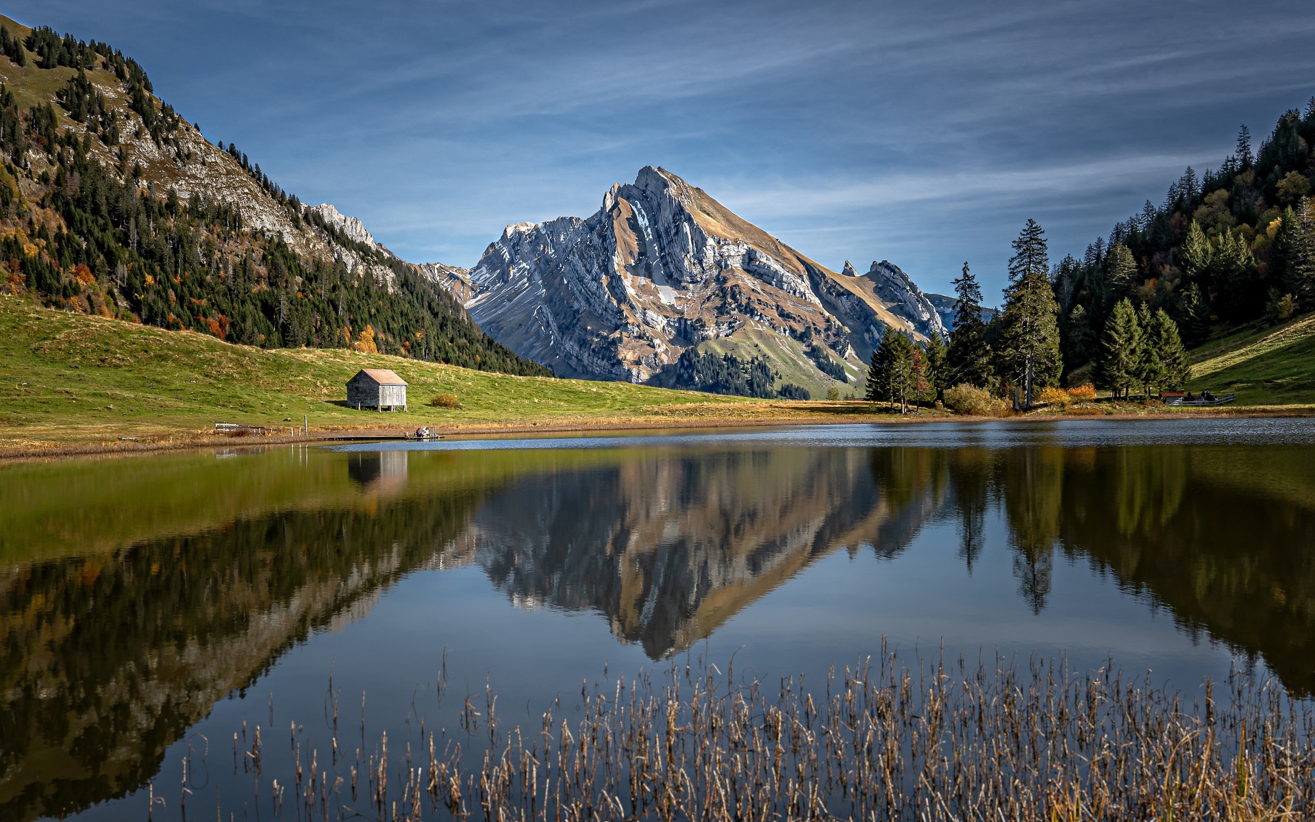Красивый вид на прозрачное горное озеро под голубым небом 