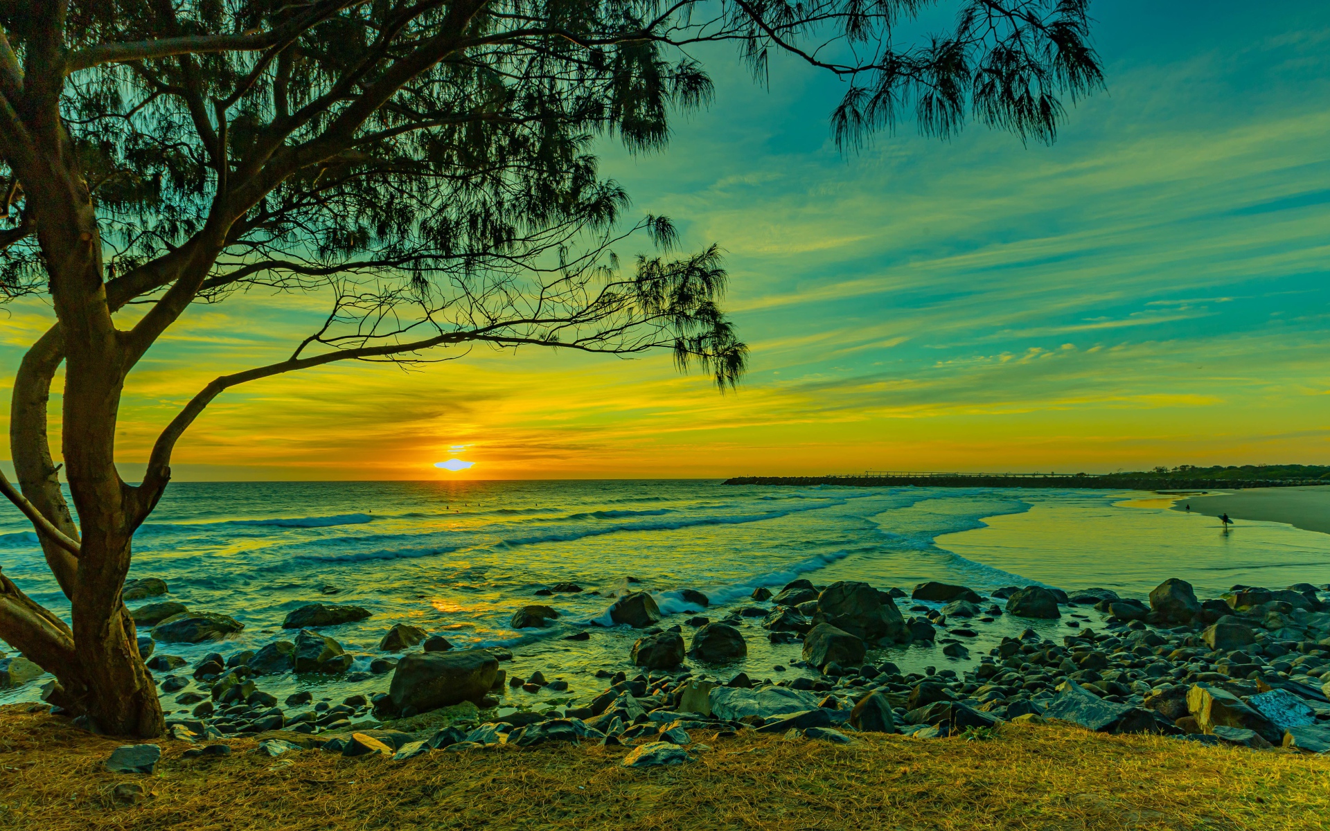 Красивый вид на морской берег с камнями на закате