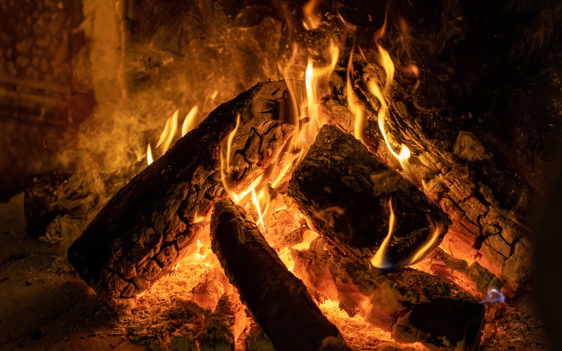 Горящие поленья в камине крупным планом