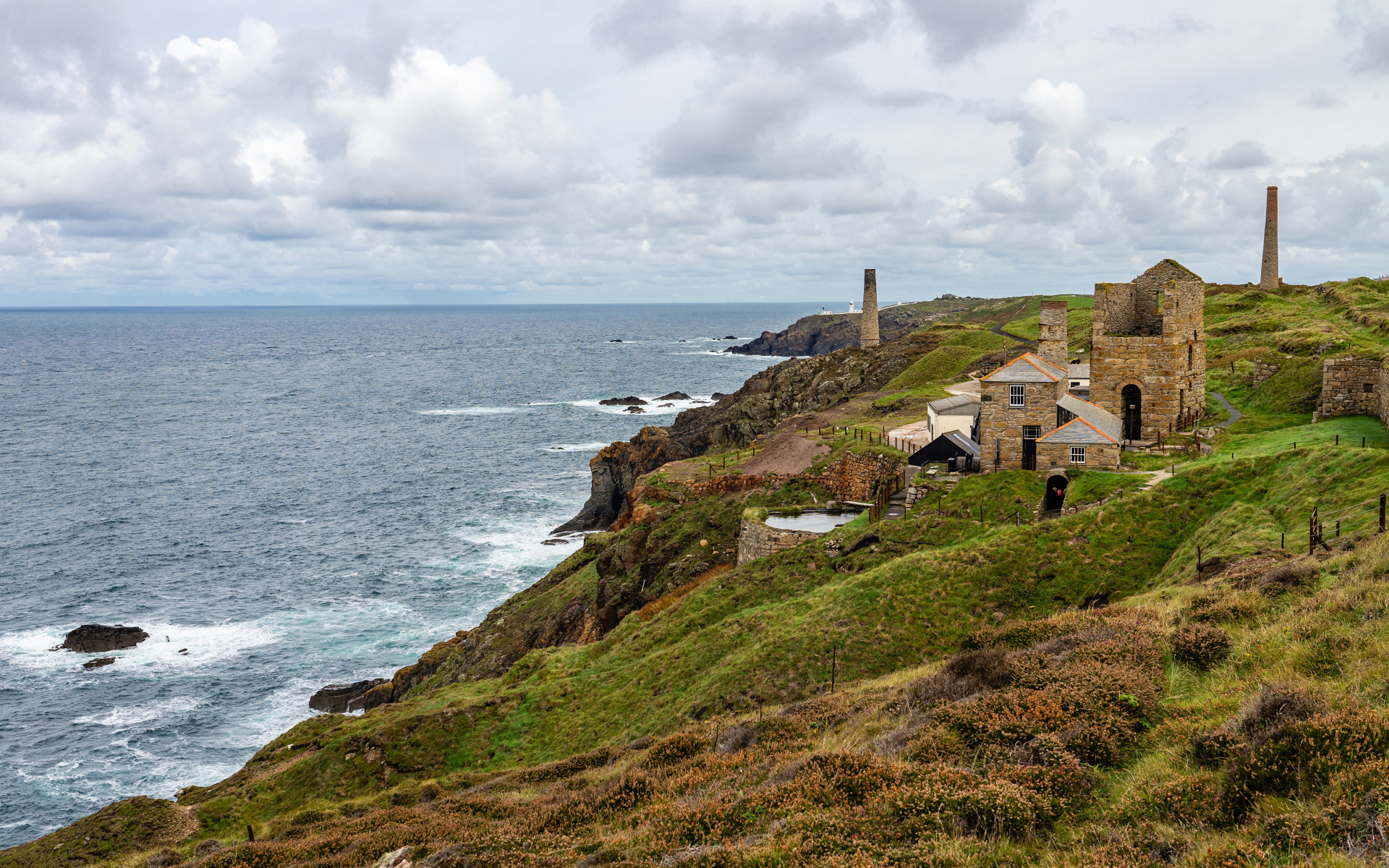 Дом на берегу скалы у океана 