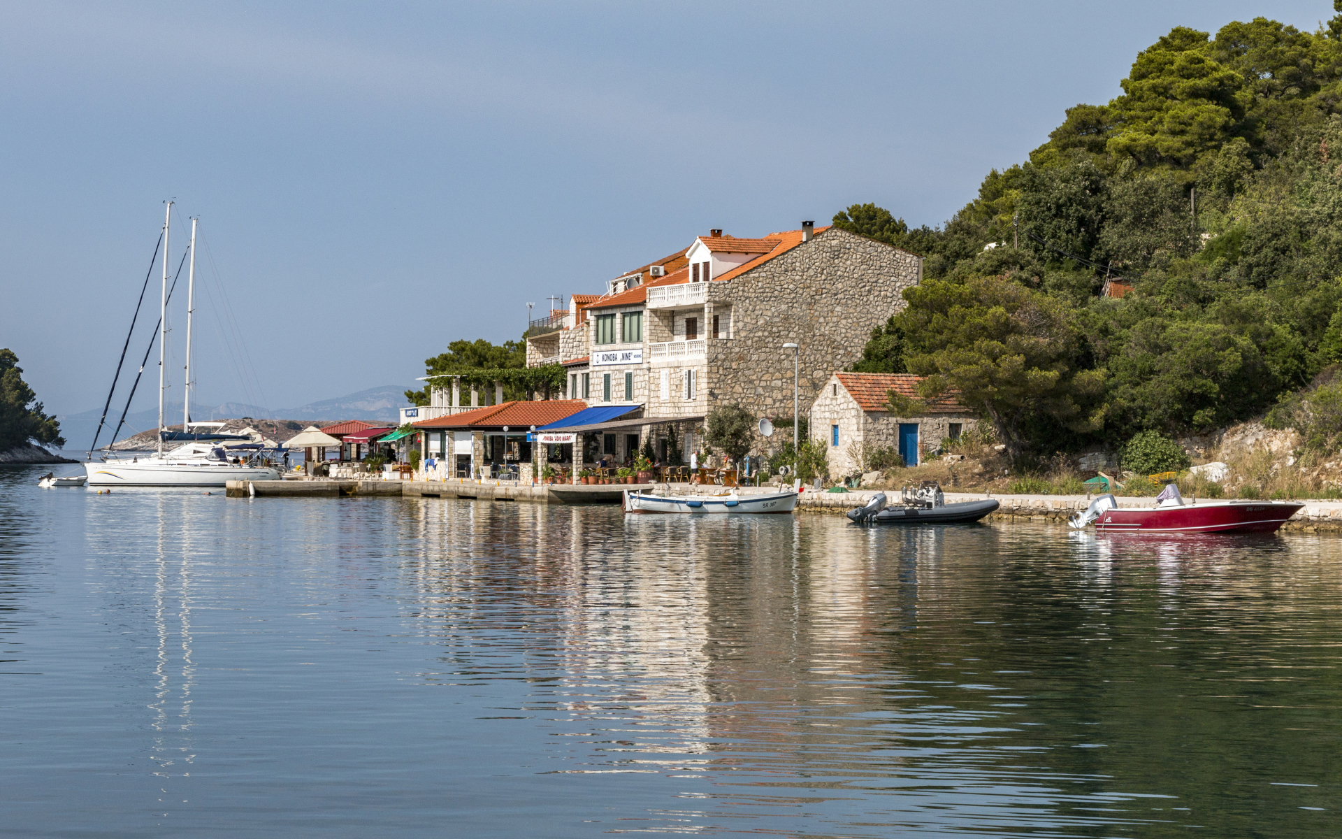 Дома на берегу залива под голубым небом