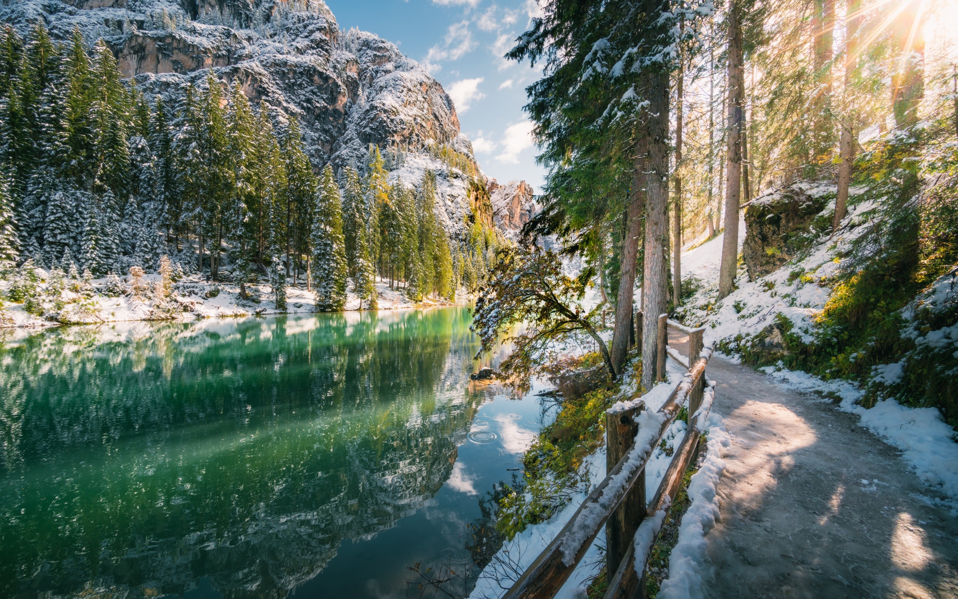 Красивый вид на холодную реку и заснеженные горы