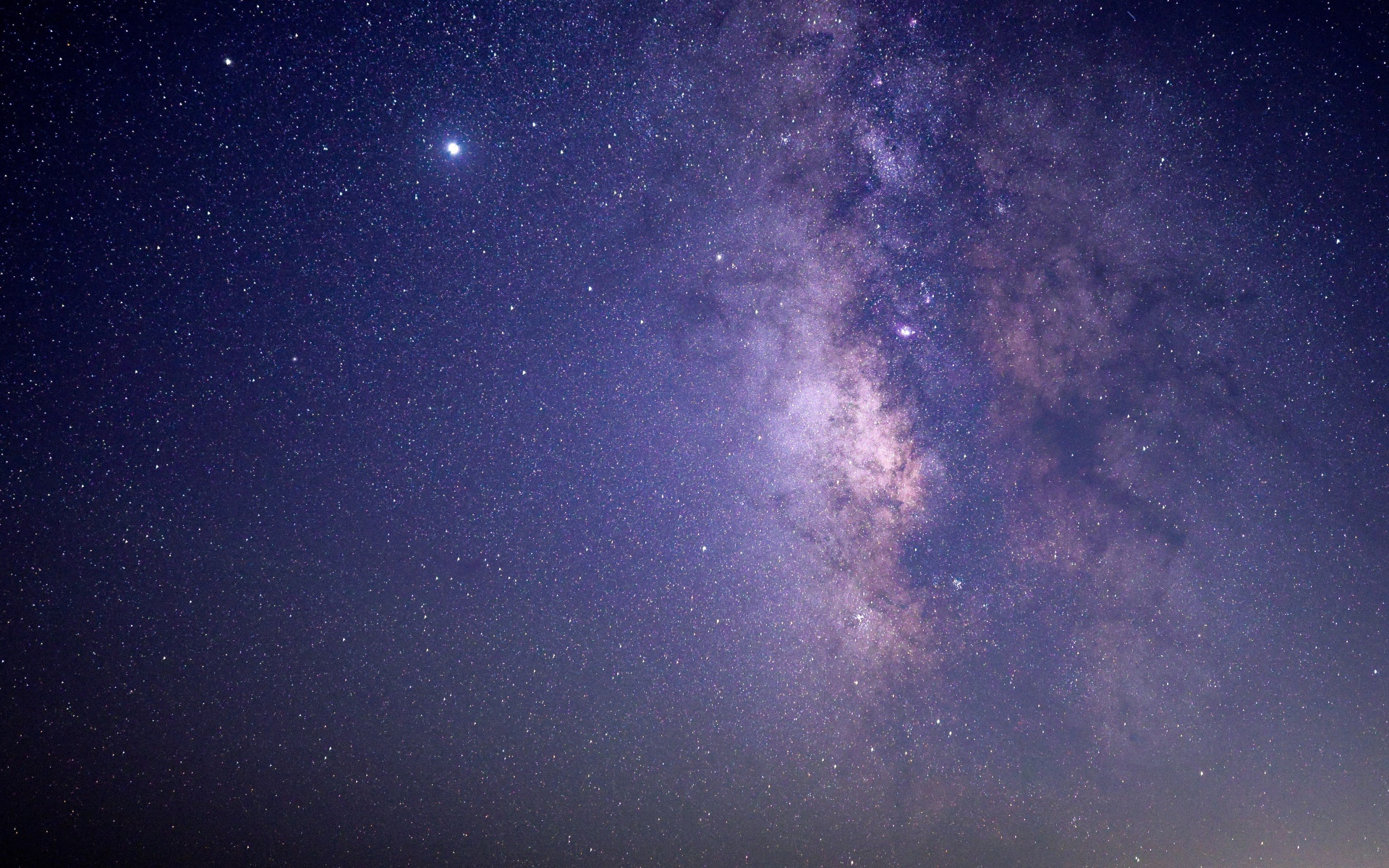 Фиолетовый млечный путь в звездном небе 