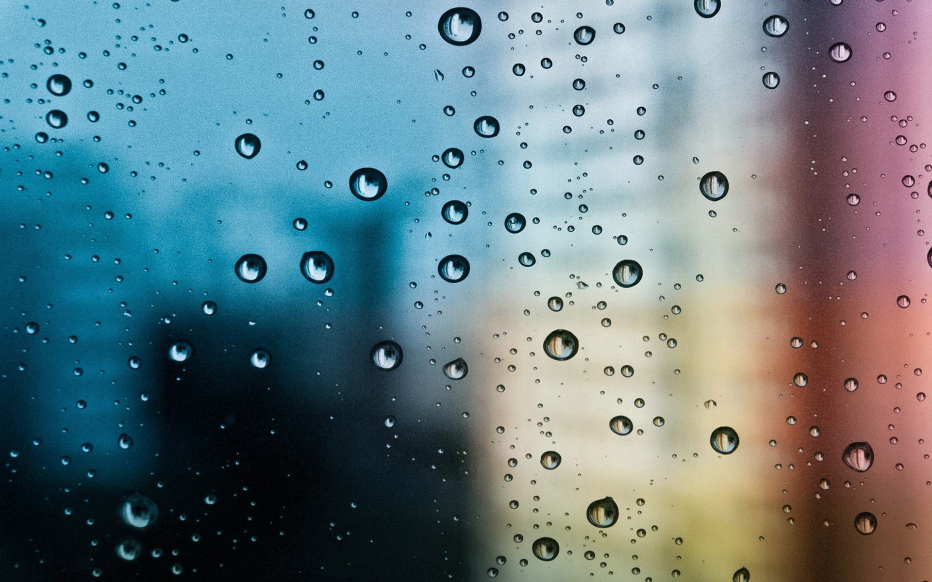 Капли дождя на холодном стекле 