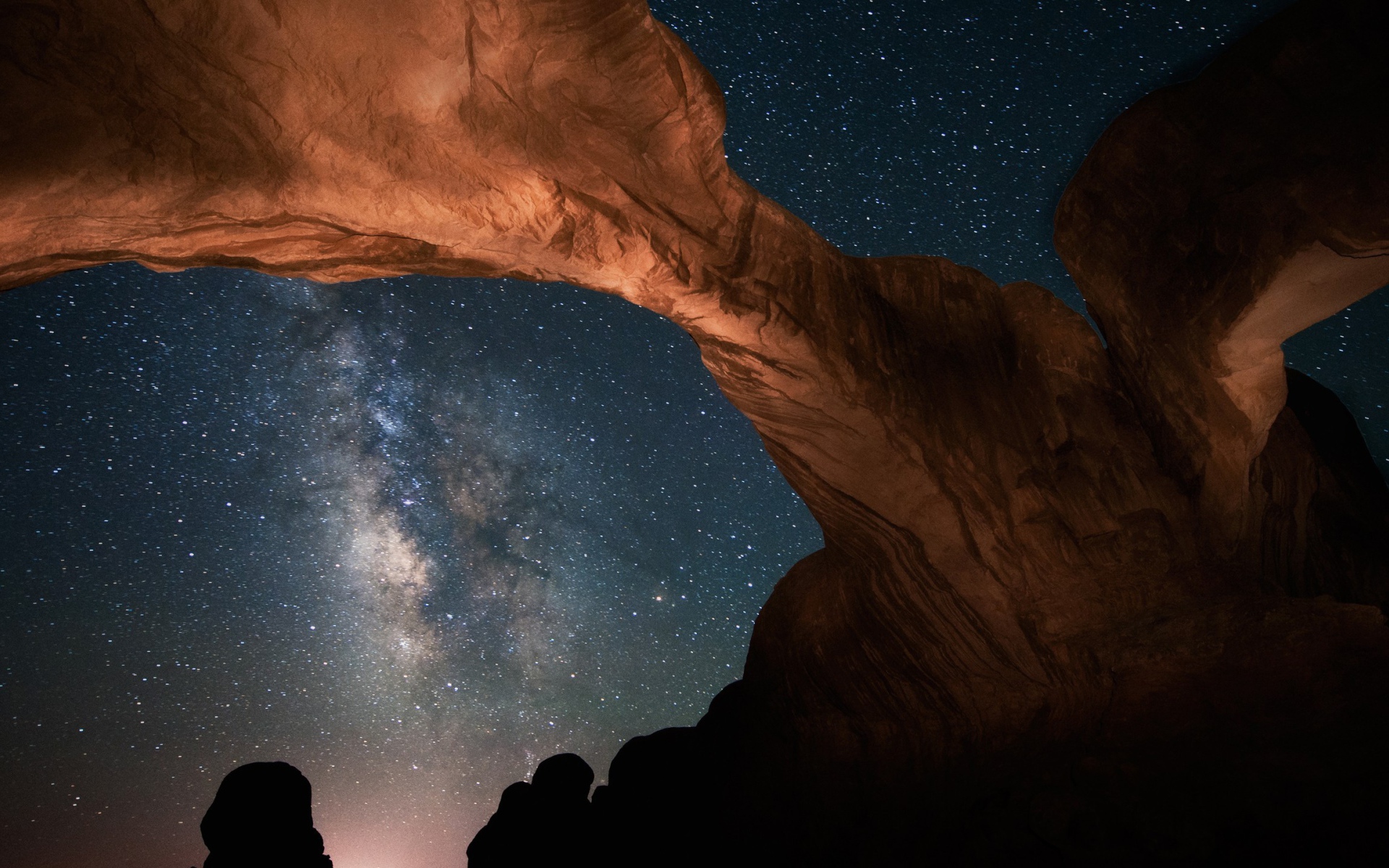 Каменная природная арка под звездным небом ночью 
