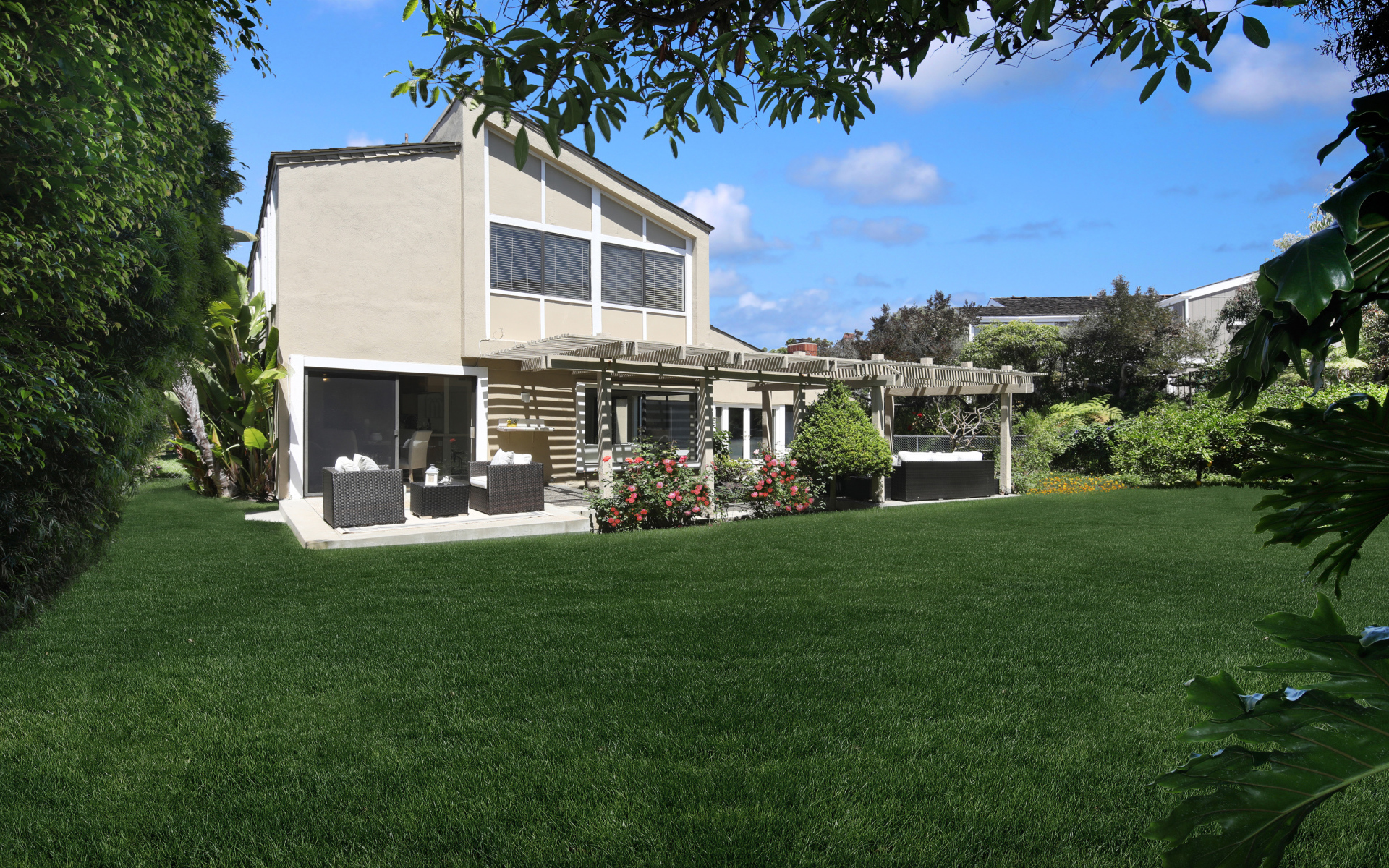 Двухэтажный дом с зеленым газоном 