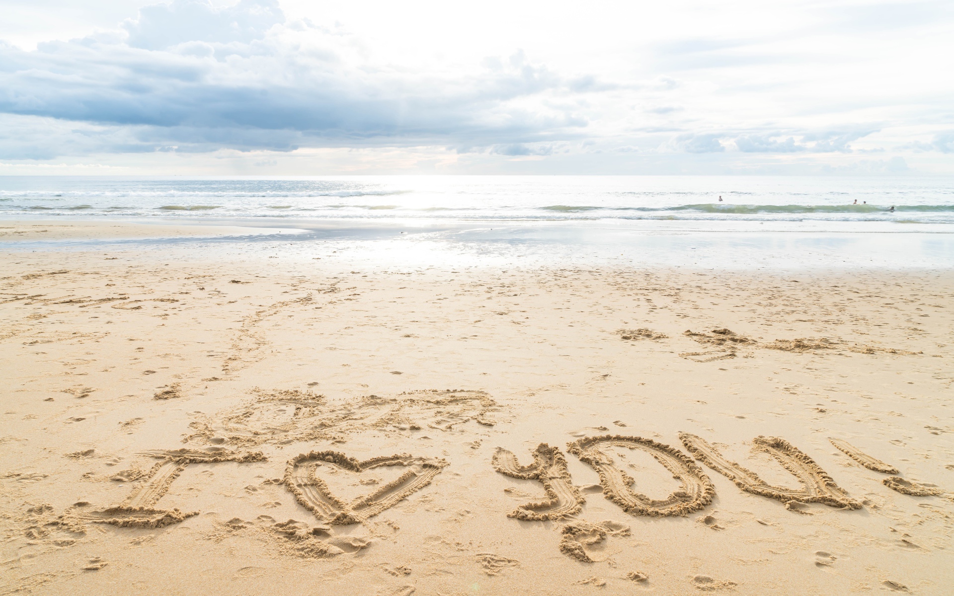 Надпись я тебя люблю на песке у моря 