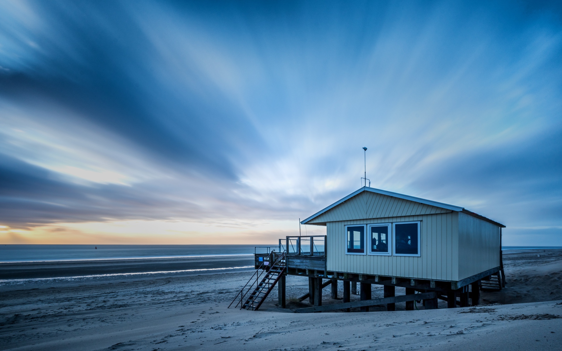 Дом спасателей стоит на пляже под красивым небом