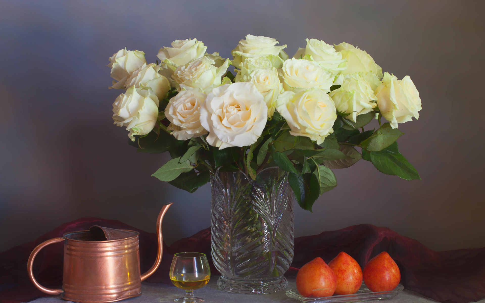 Большой букет белых роз в вазе на сером фоне