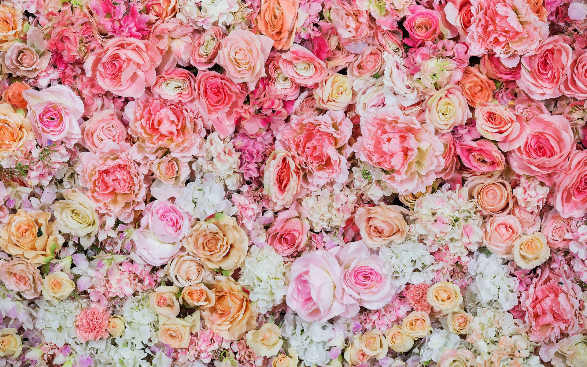 Искусственные цветы розы крупным планом