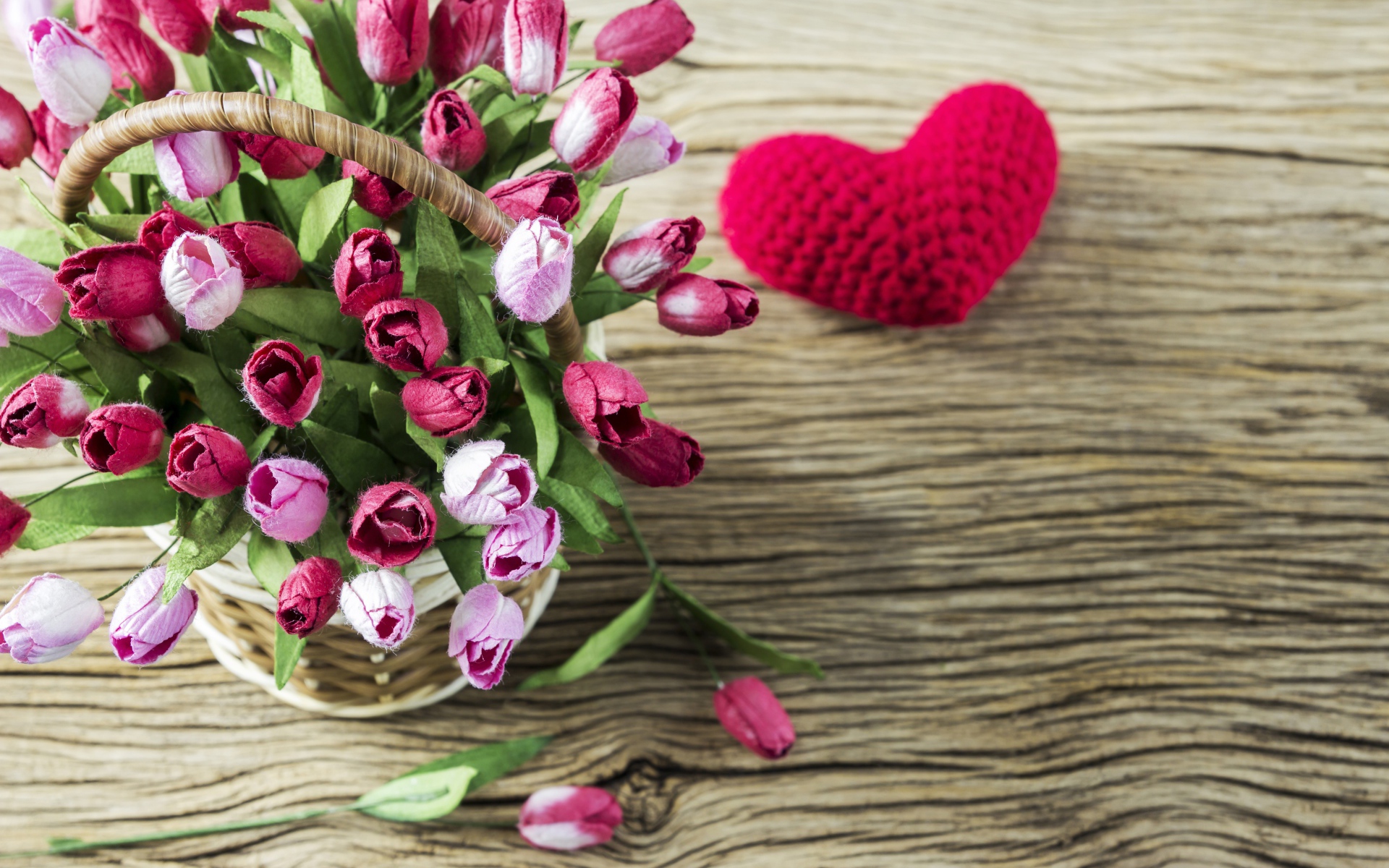 Корзина тюльпанов из ткани на столе с сердцем
