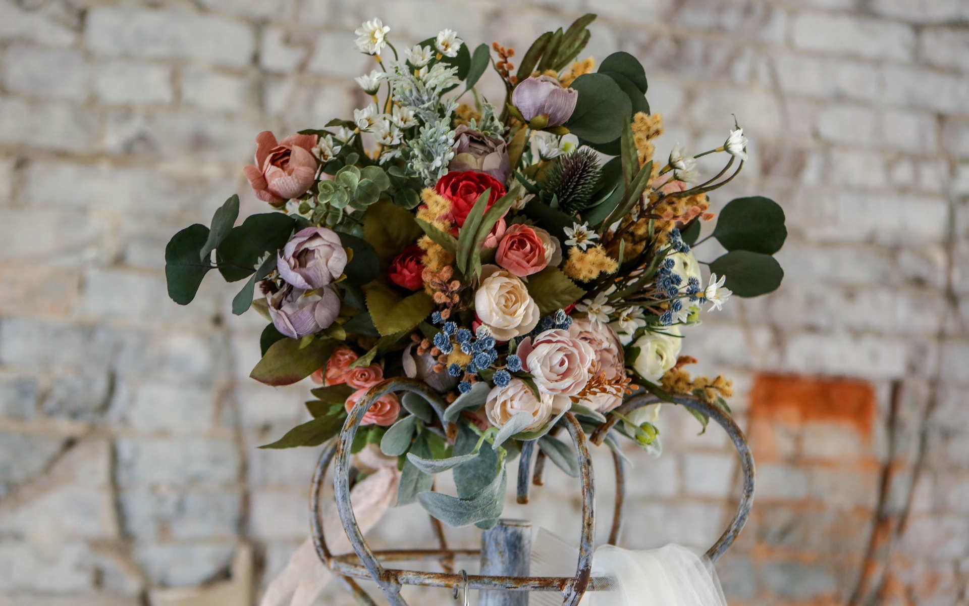 Большой красивый букет на фоне кирпичной стены 