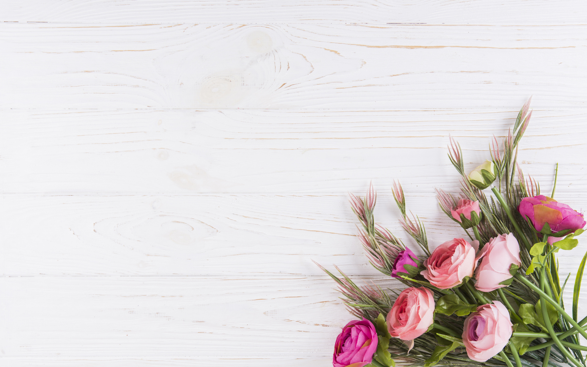 Букет цветов лютиков на деревянном столе