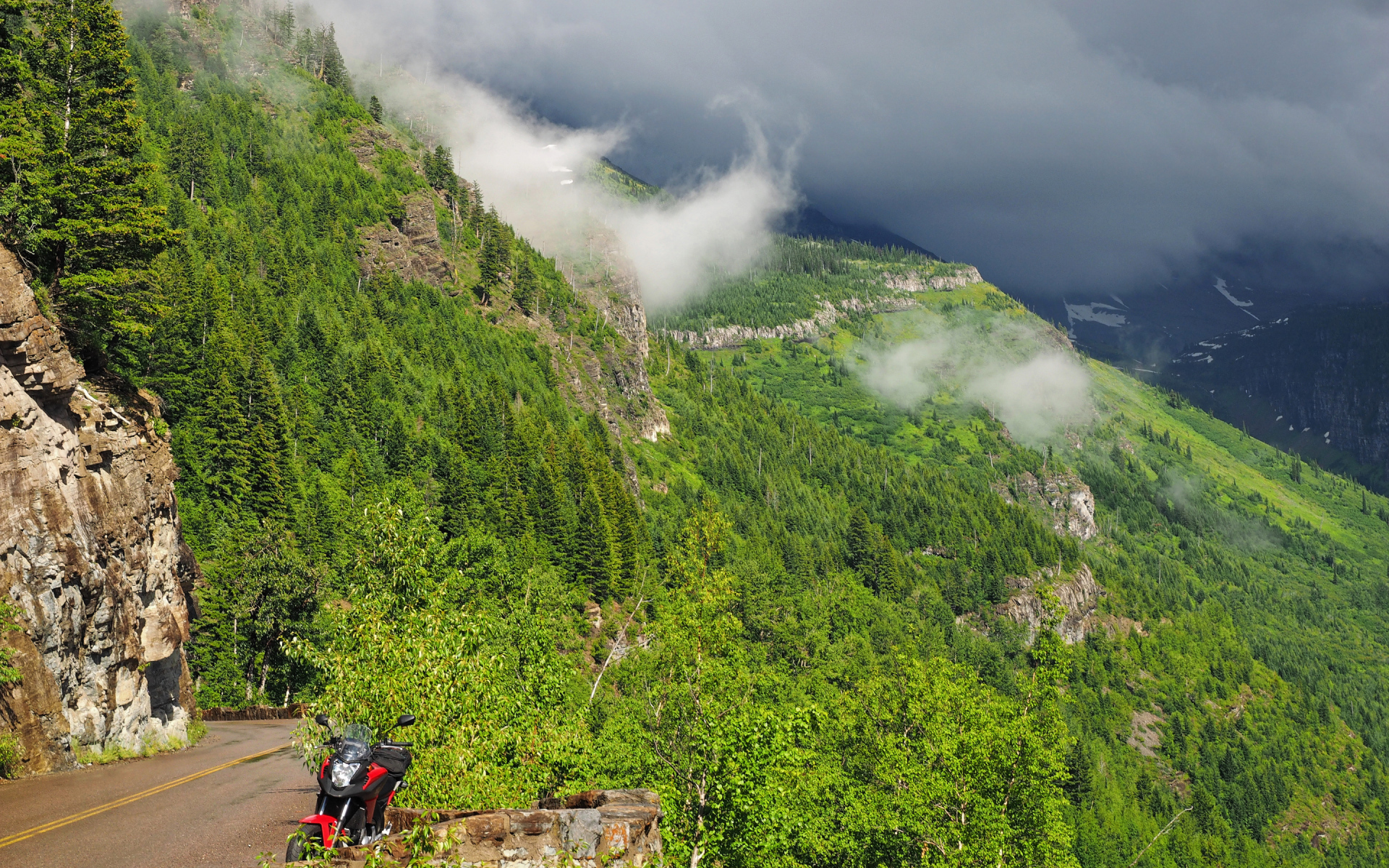 Красивый вид на покрытые зеленью горы в белых облаках 